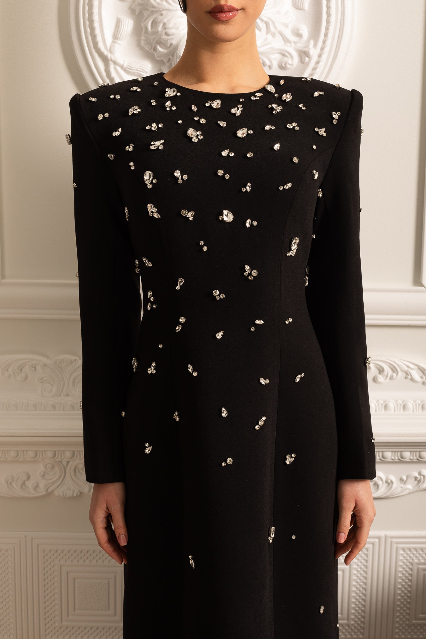 Elegante Abito Lungo con Raffinati Dettagli Scintillanti - Nero