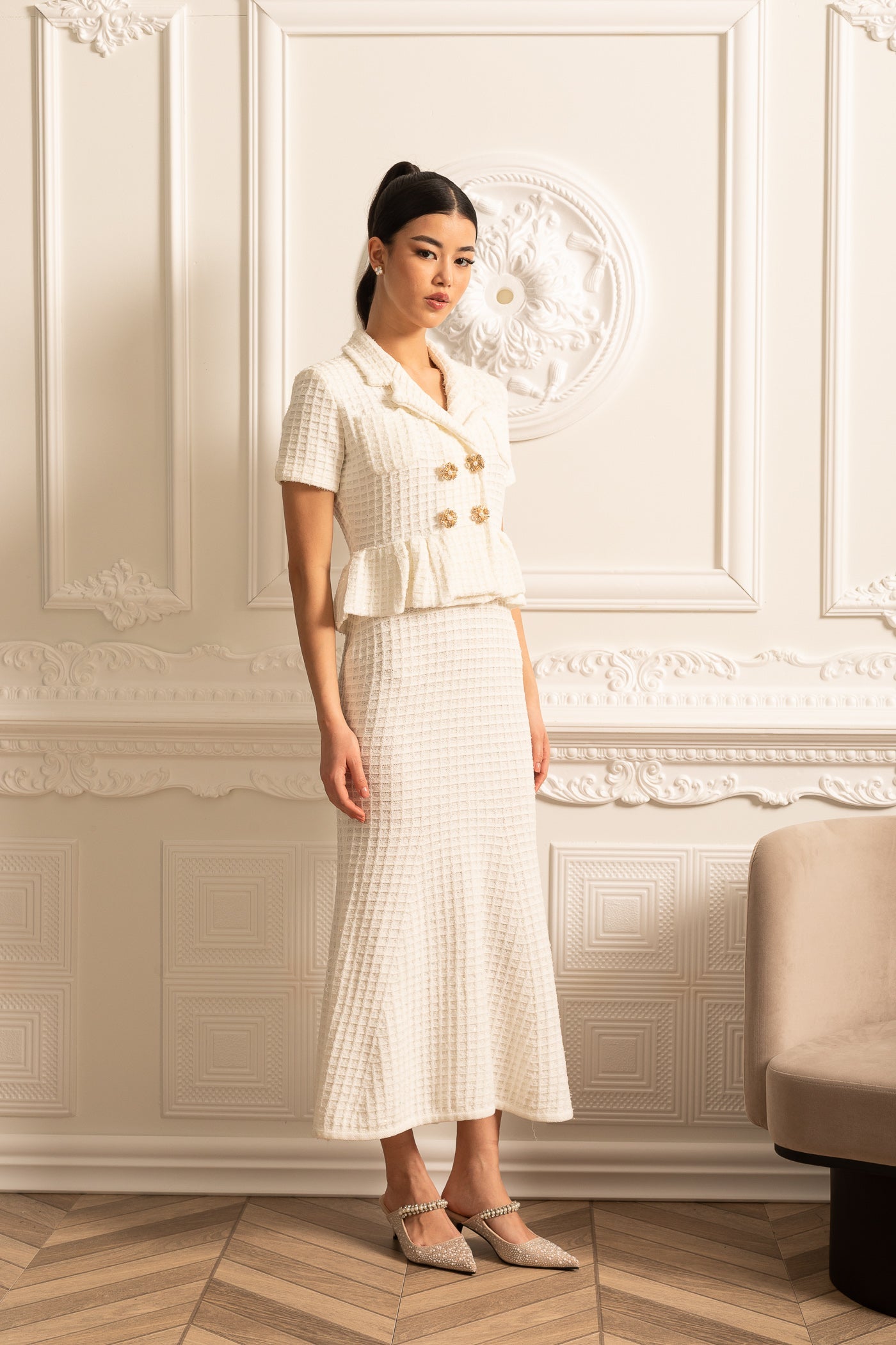 Abito Midi in Maglia con Bottoni Dorati e Vita a Peplo - Bianco