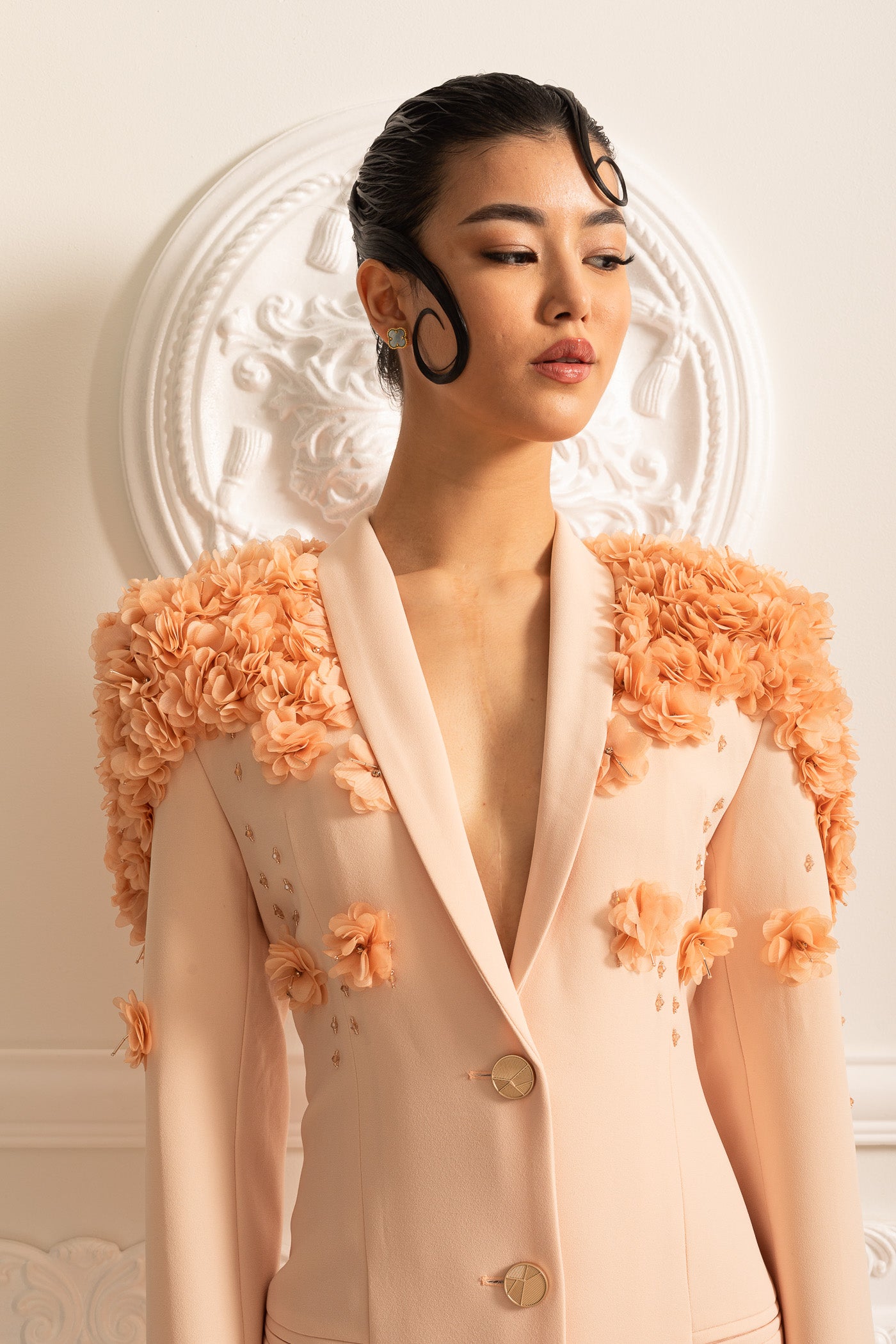 Blazer lungo con dettagli floreali 3D a contrasto sulle spalle e sulla schiena - Peach