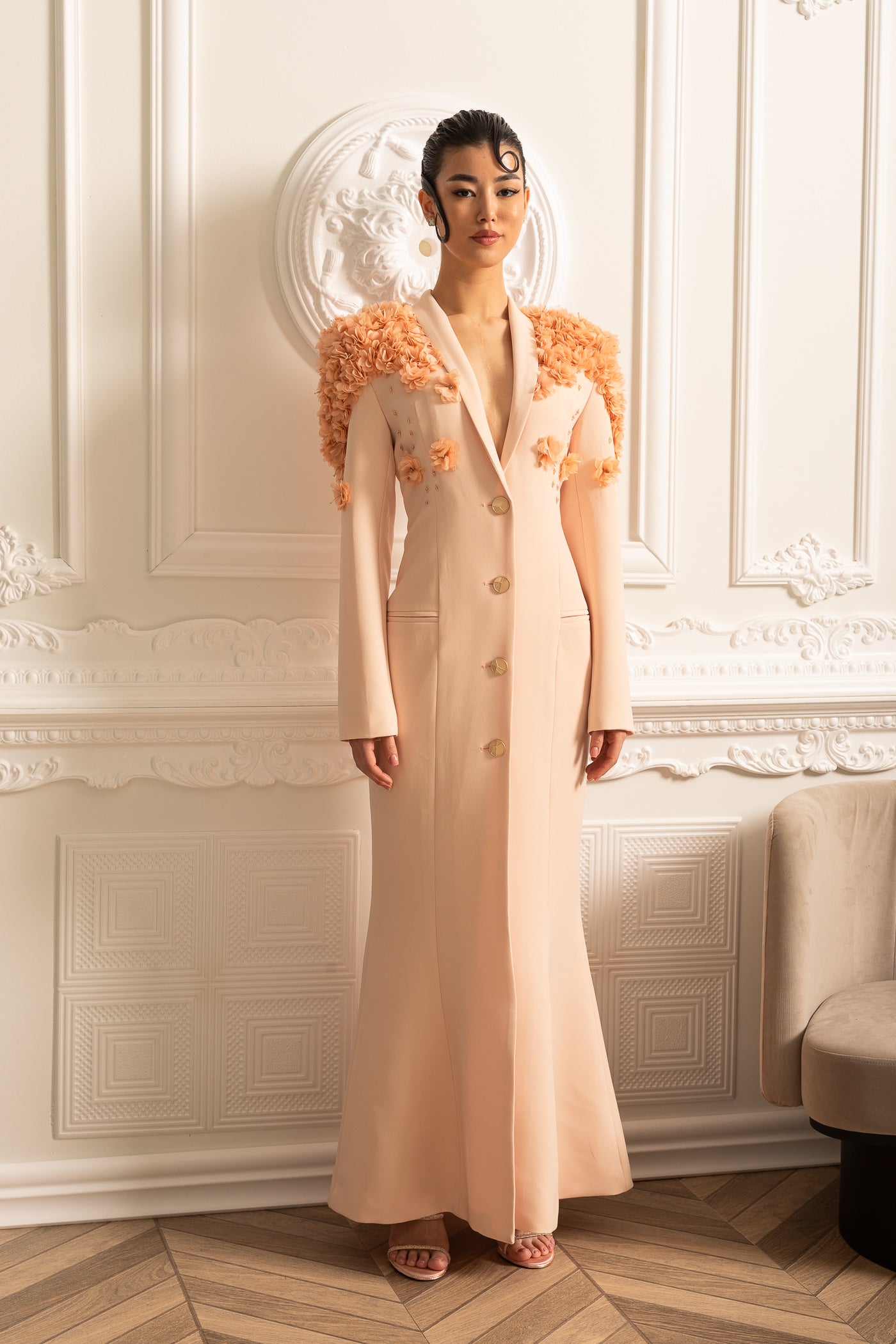 Blazer lungo con dettagli floreali 3D a contrasto sulle spalle e sulla schiena - Peach
