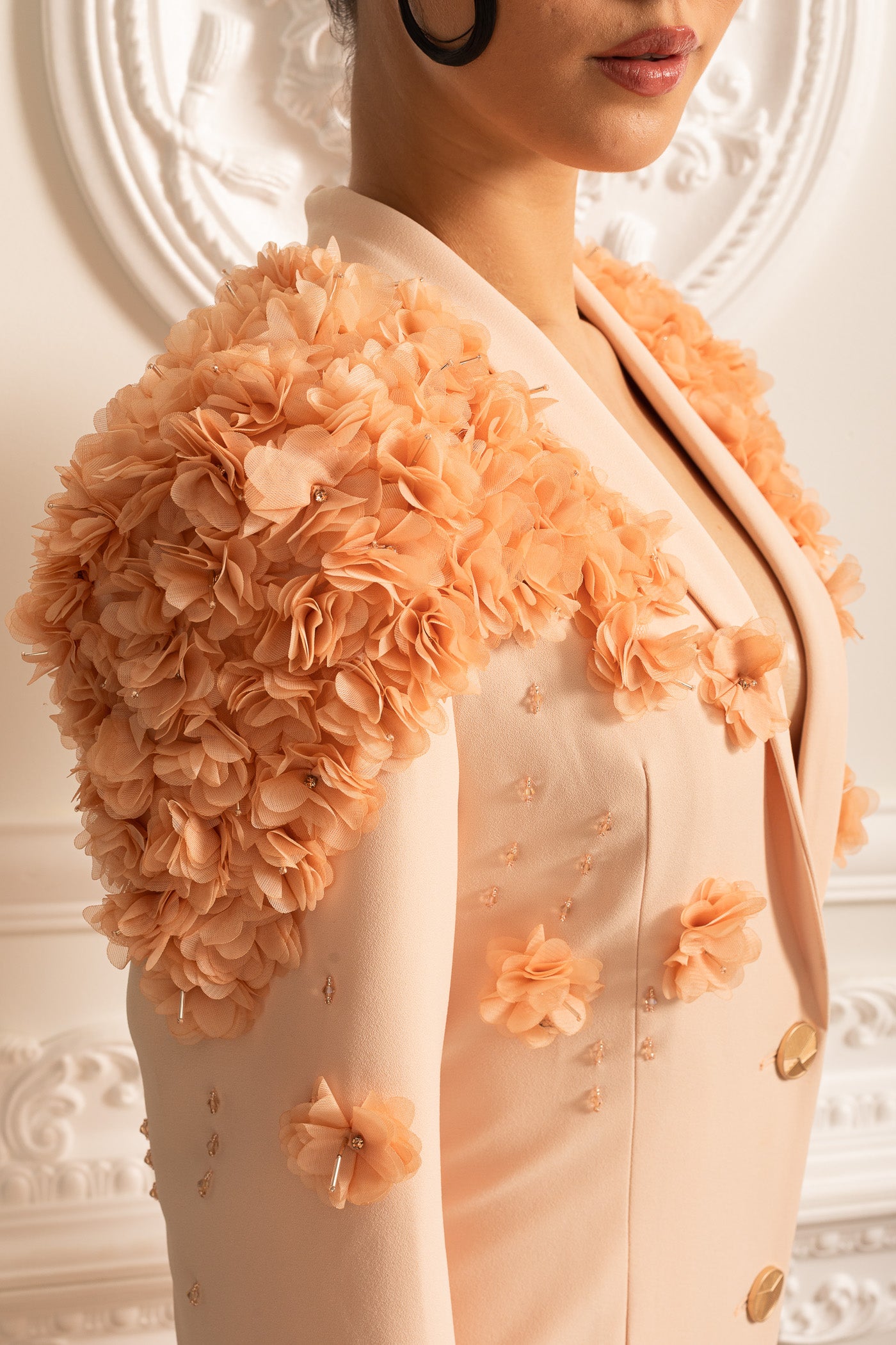 Blazer lungo con dettagli floreali 3D a contrasto sulle spalle e sulla schiena - Peach