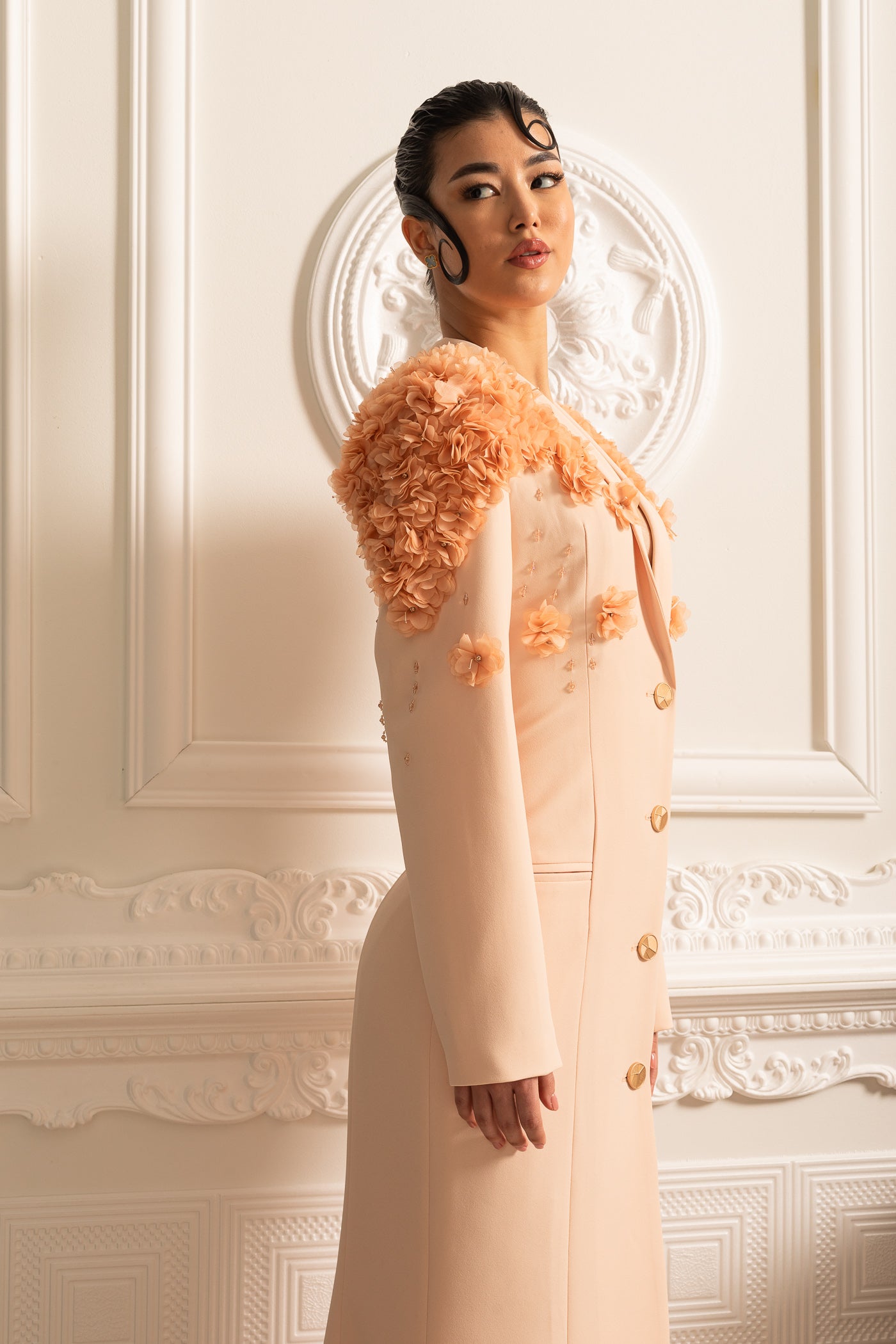 Blazer lungo con dettagli floreali 3D a contrasto sulle spalle e sulla schiena - Peach
