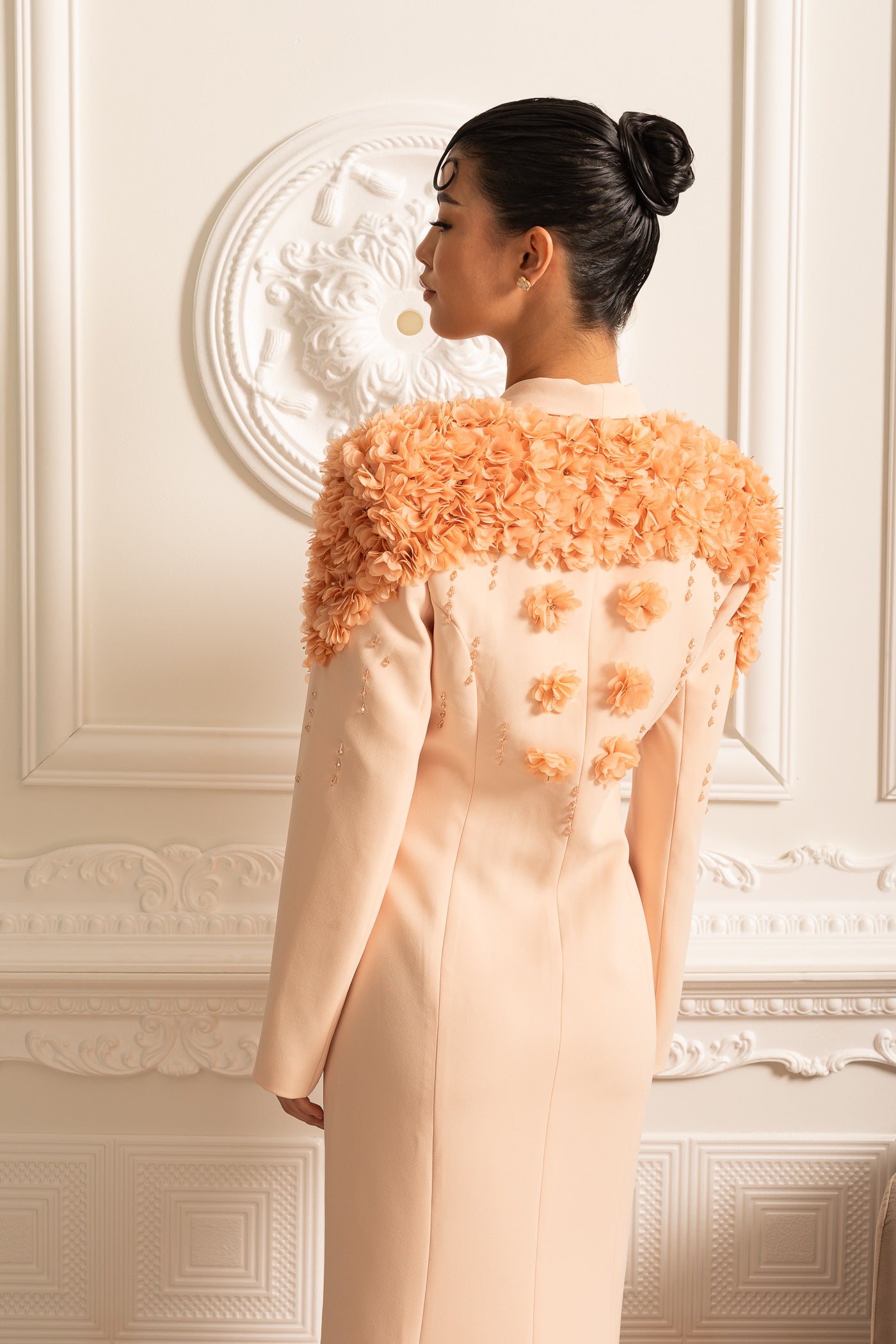 Blazer lungo con dettagli floreali 3D a contrasto sulle spalle e sulla schiena - Peach