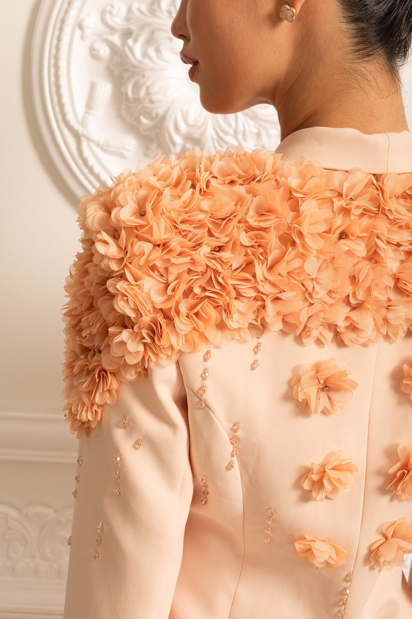Blazer lungo con dettagli floreali 3D a contrasto sulle spalle e sulla schiena - Peach