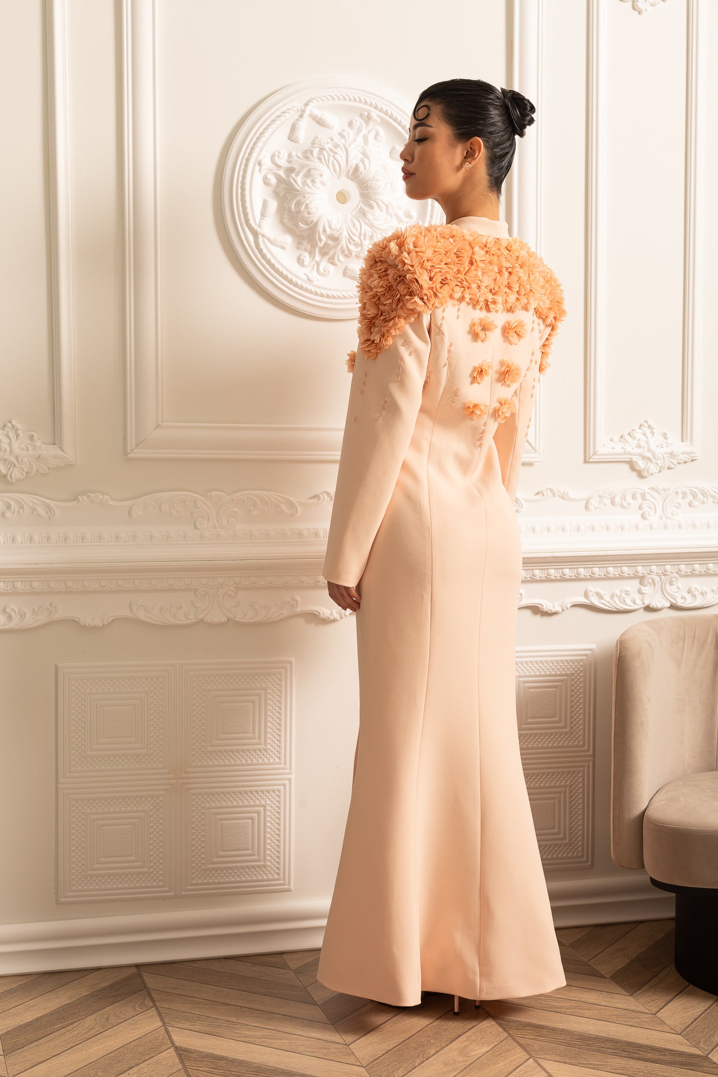 Blazer lungo con dettagli floreali 3D a contrasto sulle spalle e sulla schiena - Peach