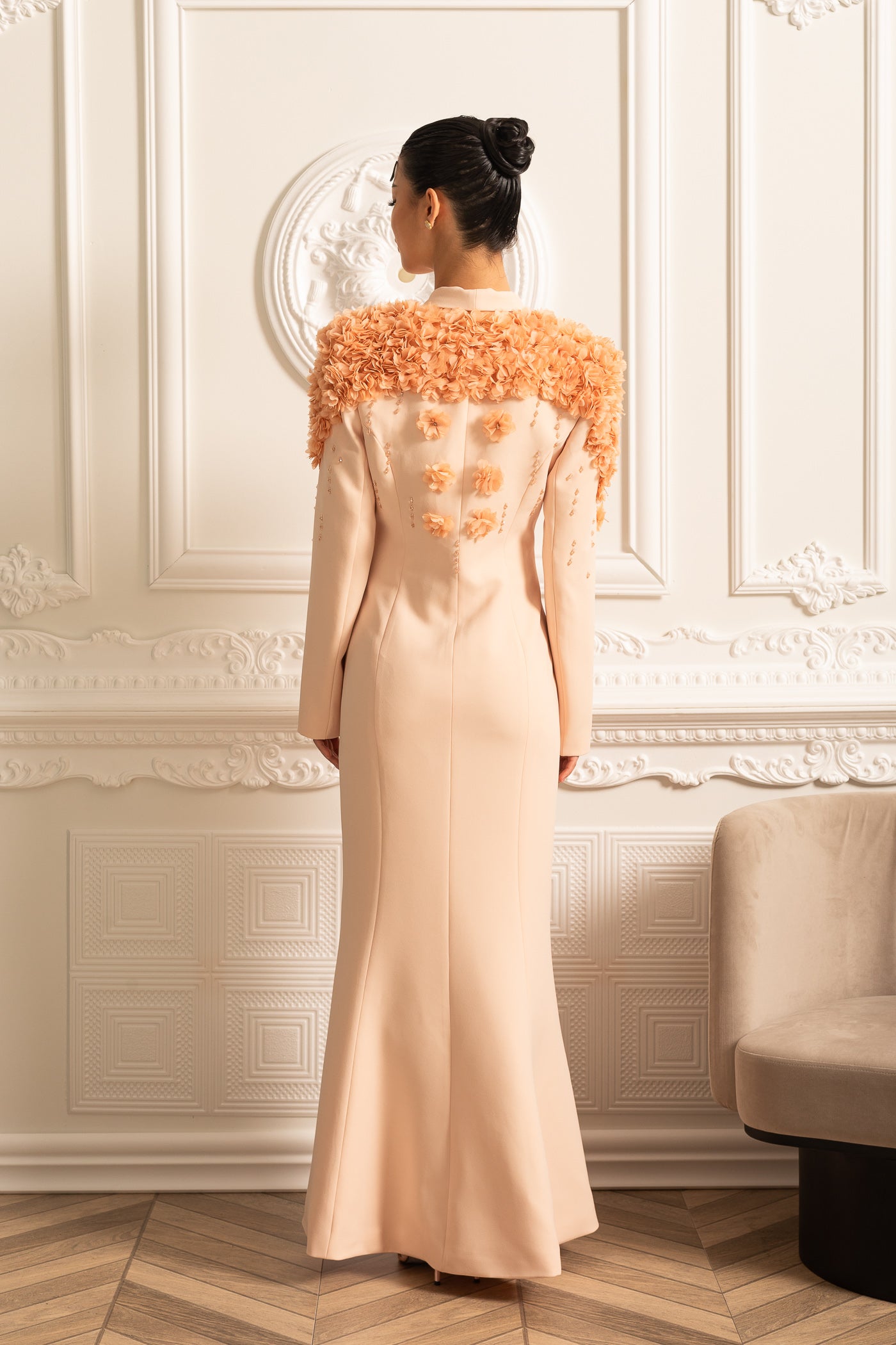 Blazer lungo con dettagli floreali 3D a contrasto sulle spalle e sulla schiena - Peach