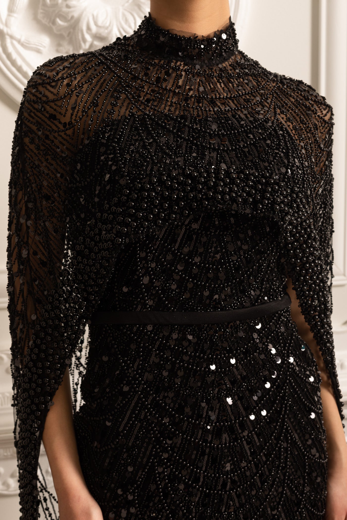 Abito Glamour con Perline e Velo Staccabile - Nero