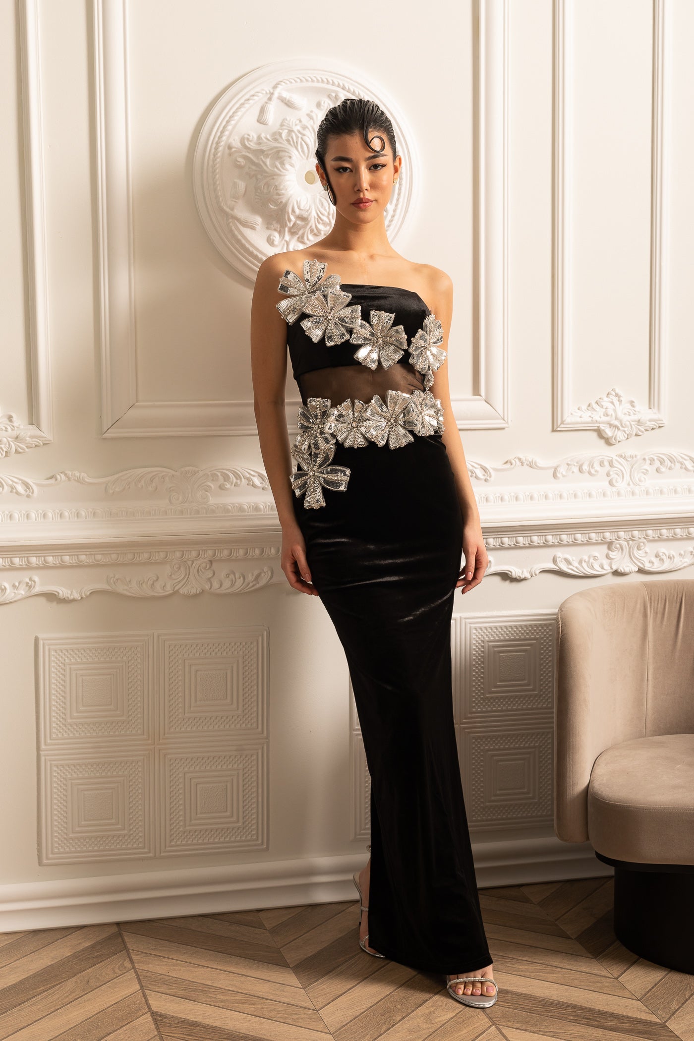 Abito Elegante con Accenti di Fiori Argentati e Gonna Maxi - Nero