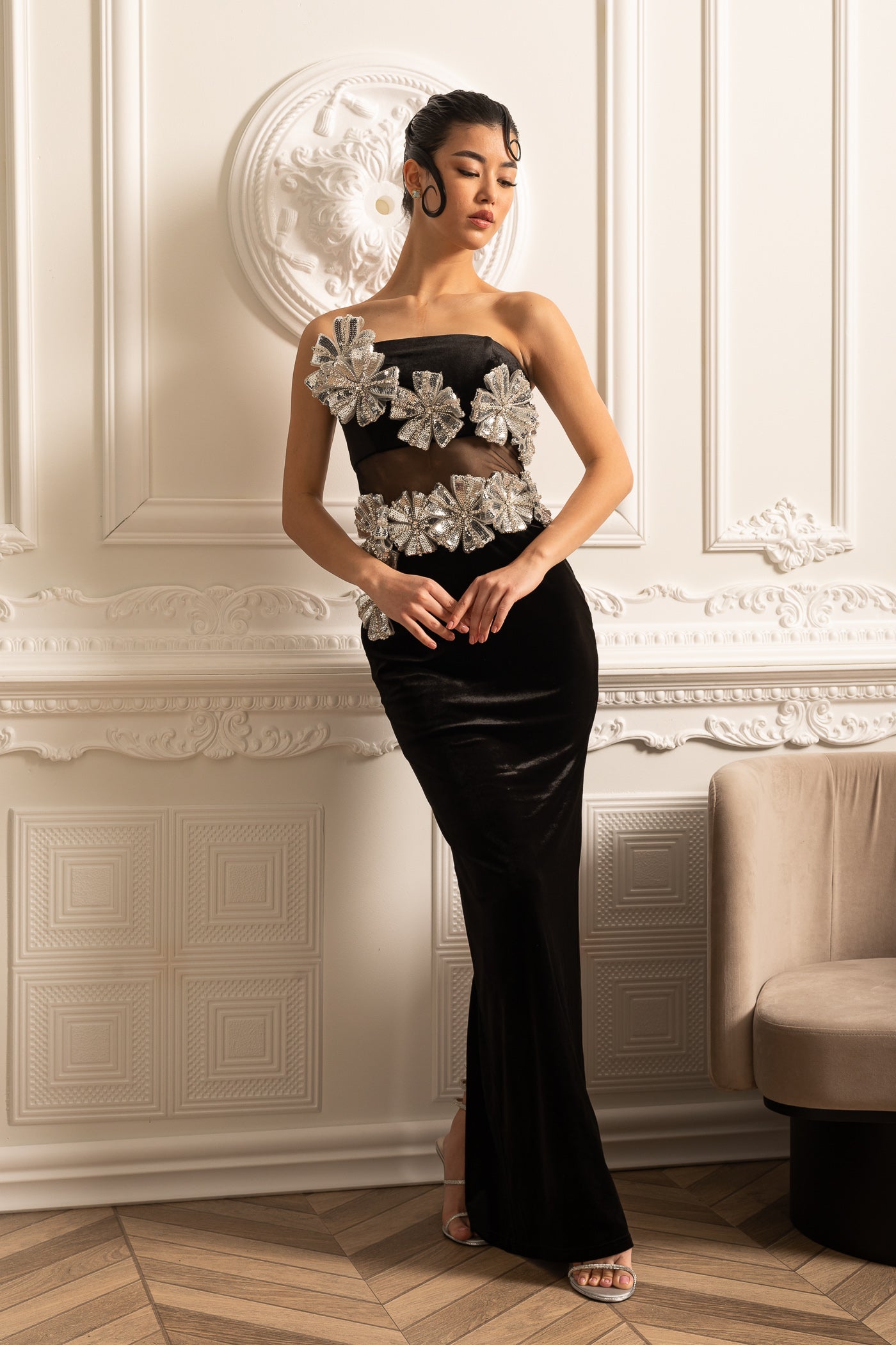 Abito Elegante con Accenti di Fiori Argentati e Gonna Maxi - Nero
