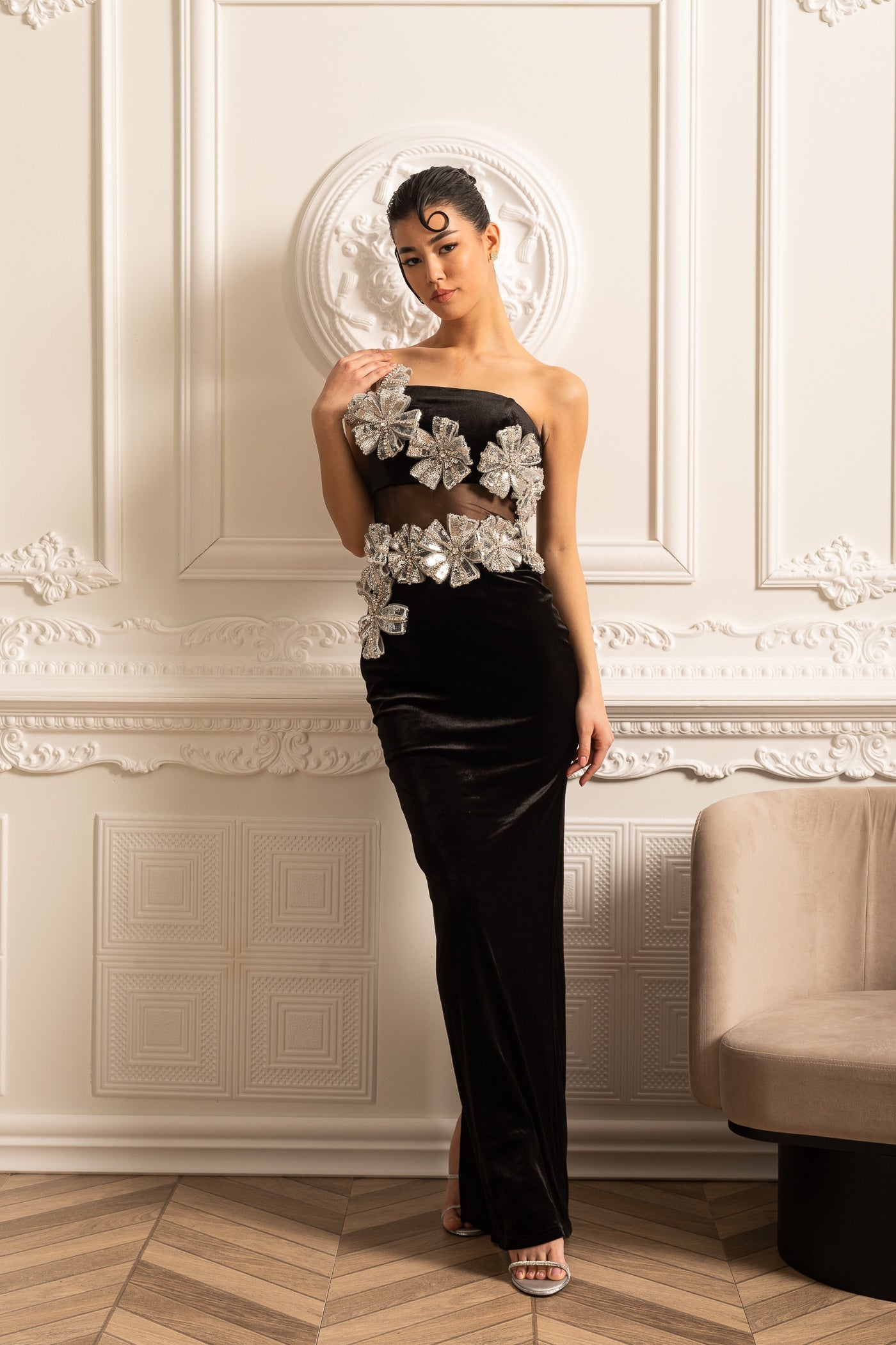 Abito Elegante con Accenti di Fiori Argentati e Gonna Maxi - Nero