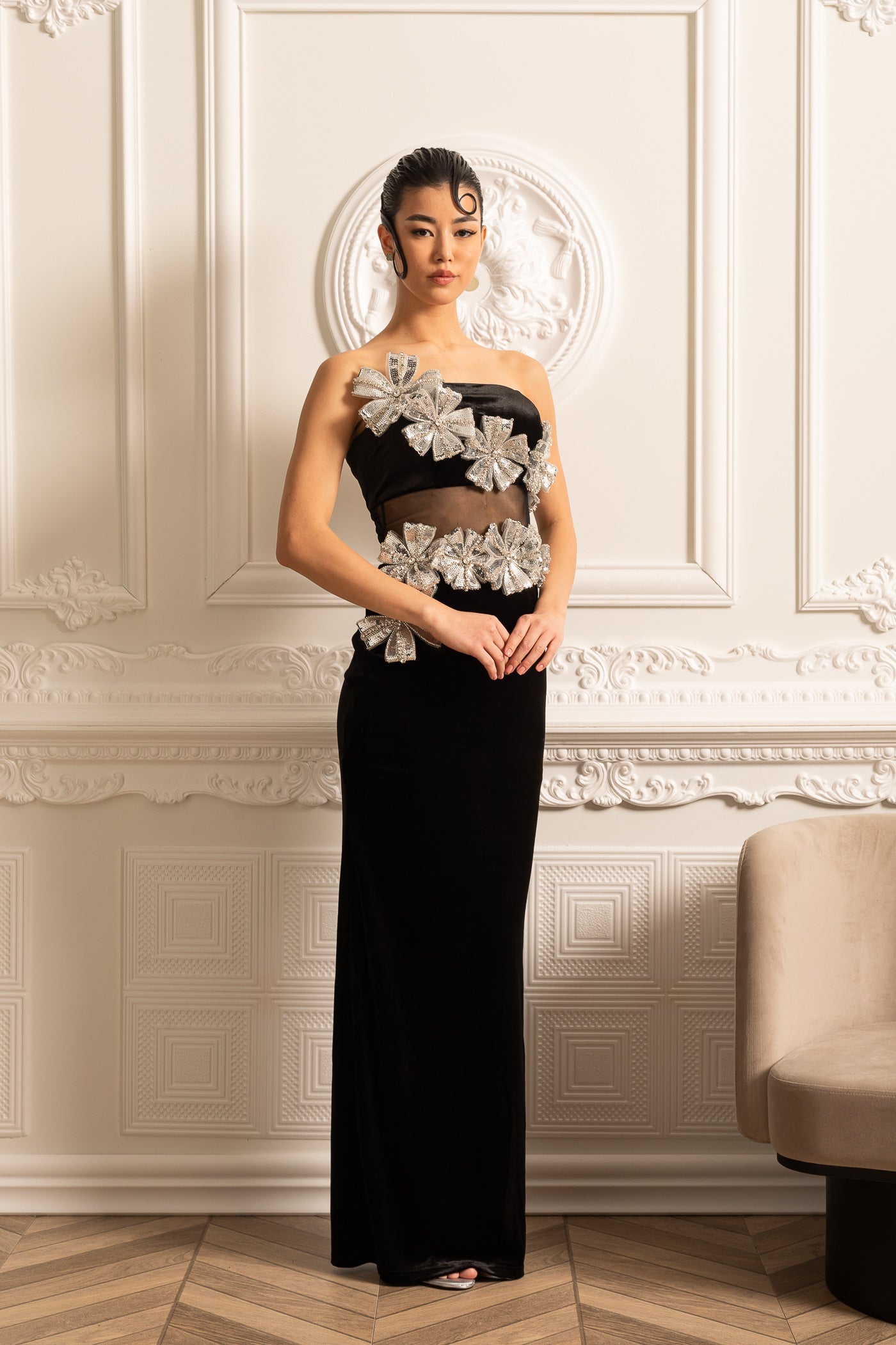 Abito Elegante con Accenti di Fiori Argentati e Gonna Maxi - Nero