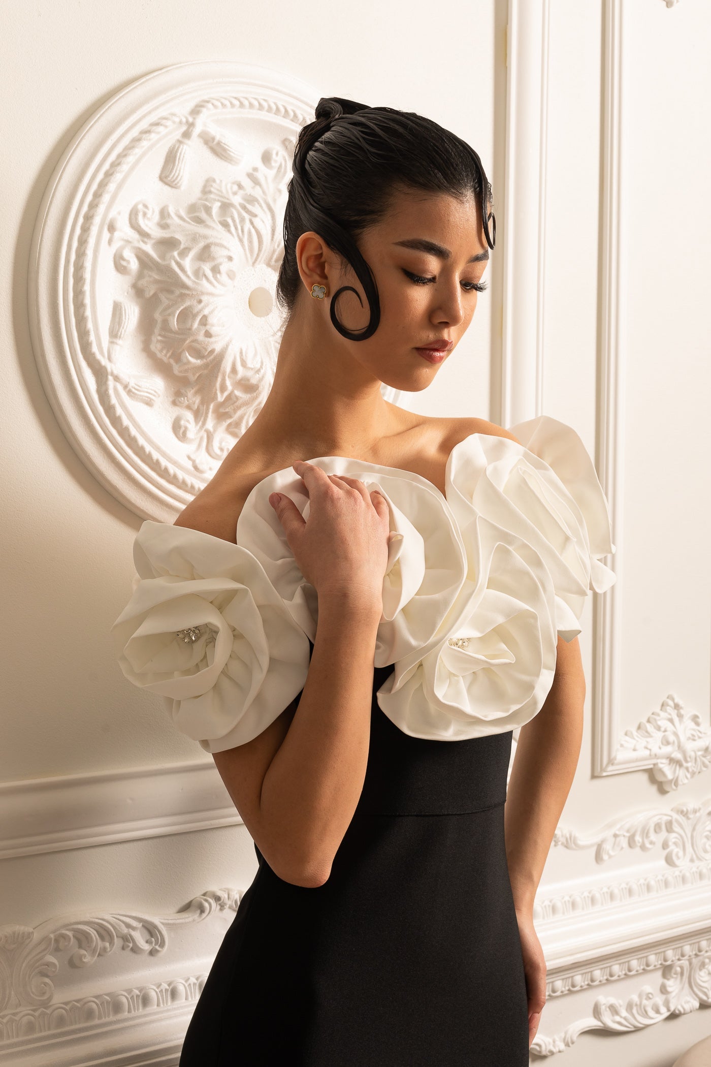 Abito aderente con grandi decorazioni floreali bianche - Nero