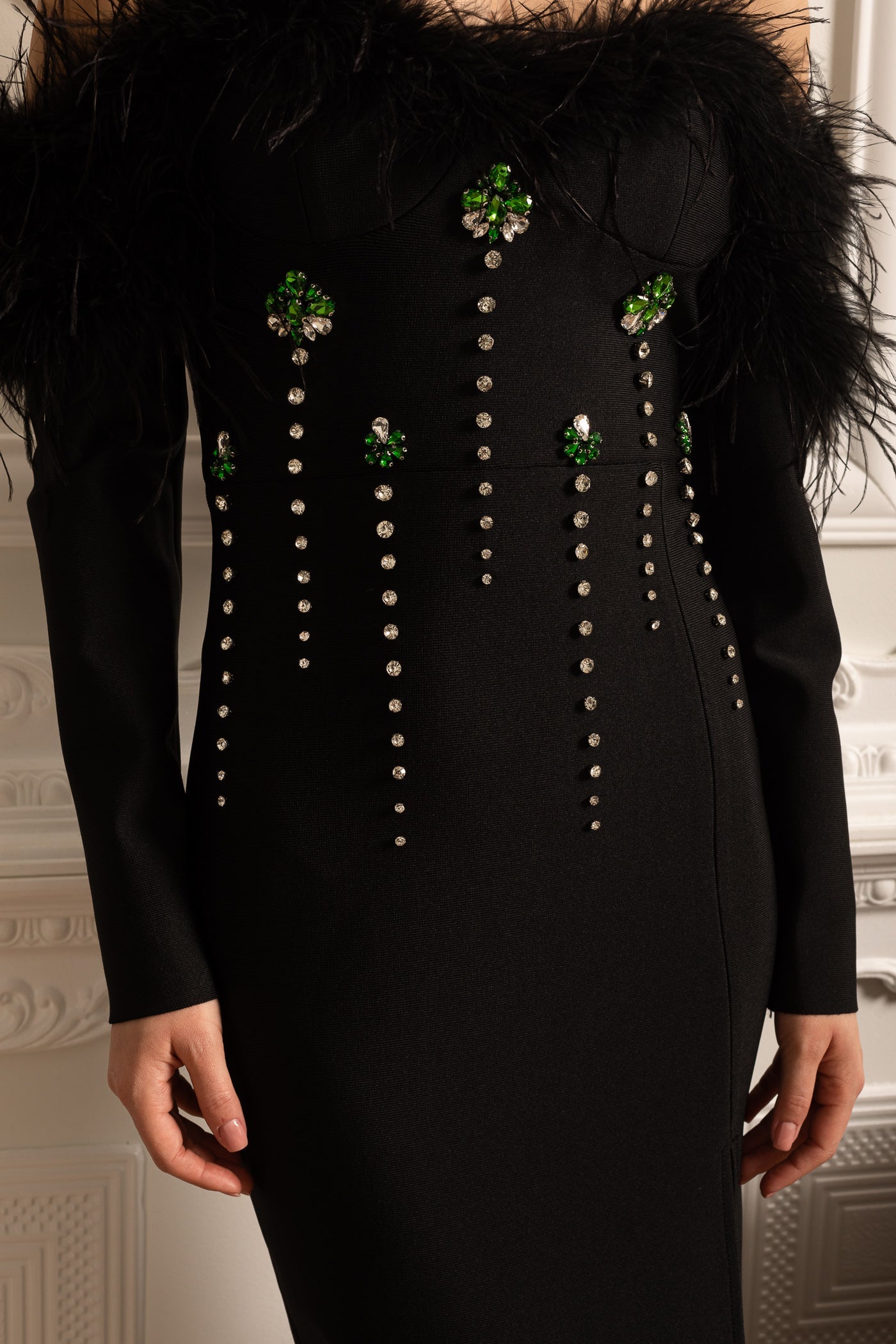 Abito Adornato con Piume, Decorazioni Scintillanti e Spacco Alto Laterale - Nero