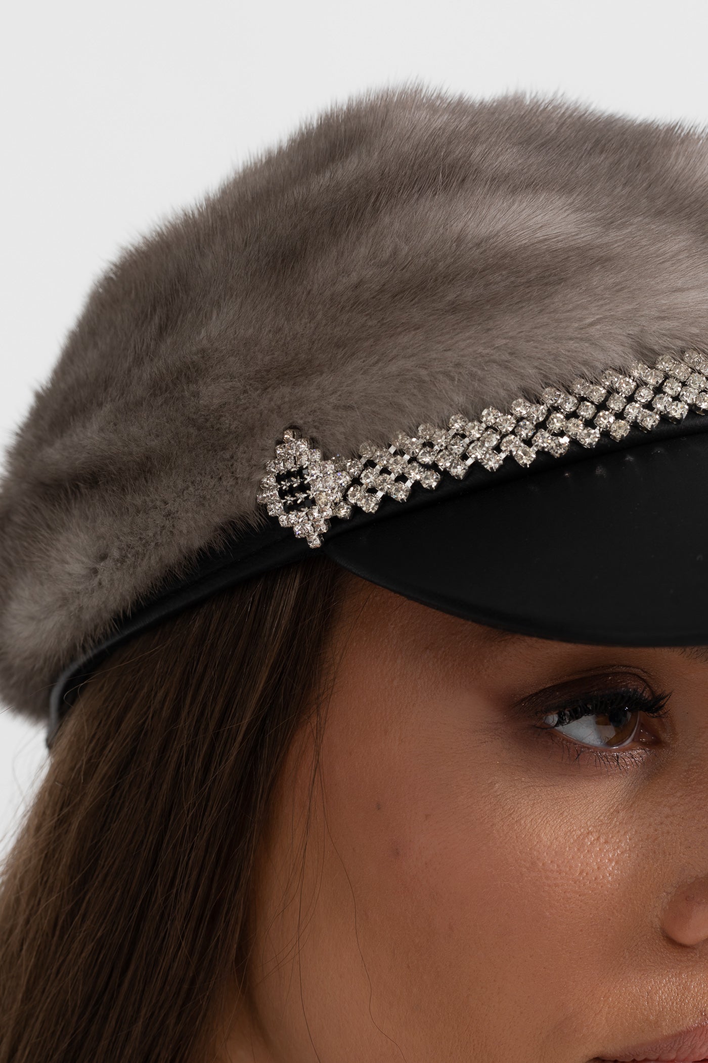 Cappello in Pelliccia di Visone con Visiera in Pelle - Grigio