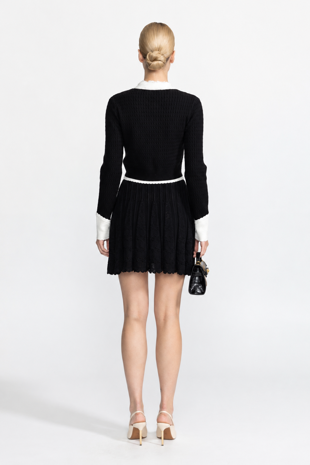 Cardigan cropped in maglia a trecce con profili a contrasto e perle applicate - Nero