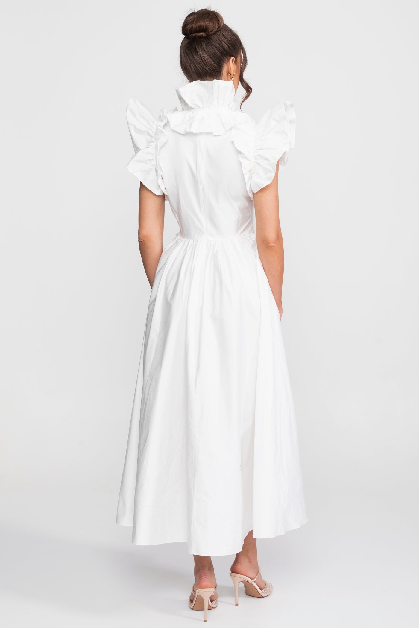 Abito Maxi con Collo Alto e Fronte con Grembiule Volant Drammatico - Bianco