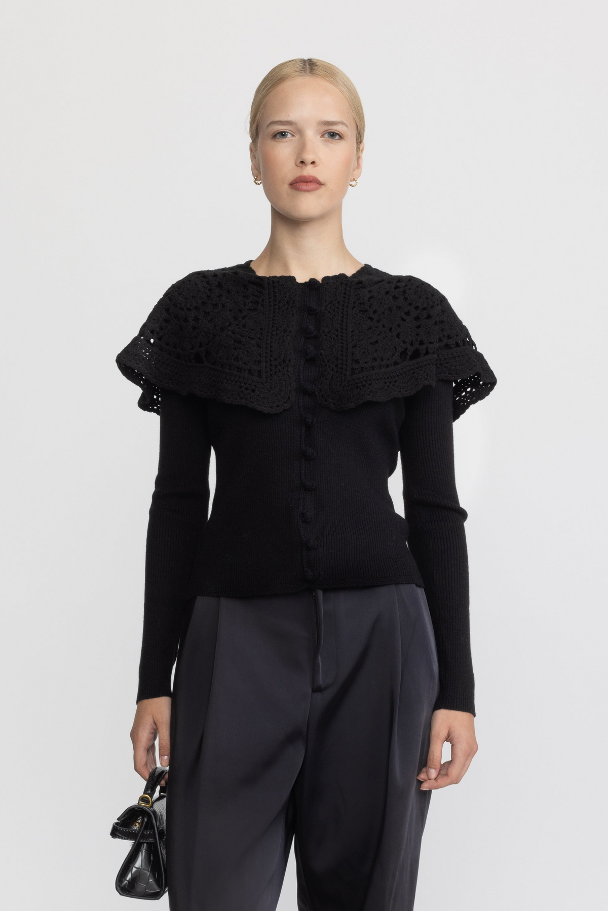 Cardigan in maglia a costine con colletto capelet all’uncinetto - Nero