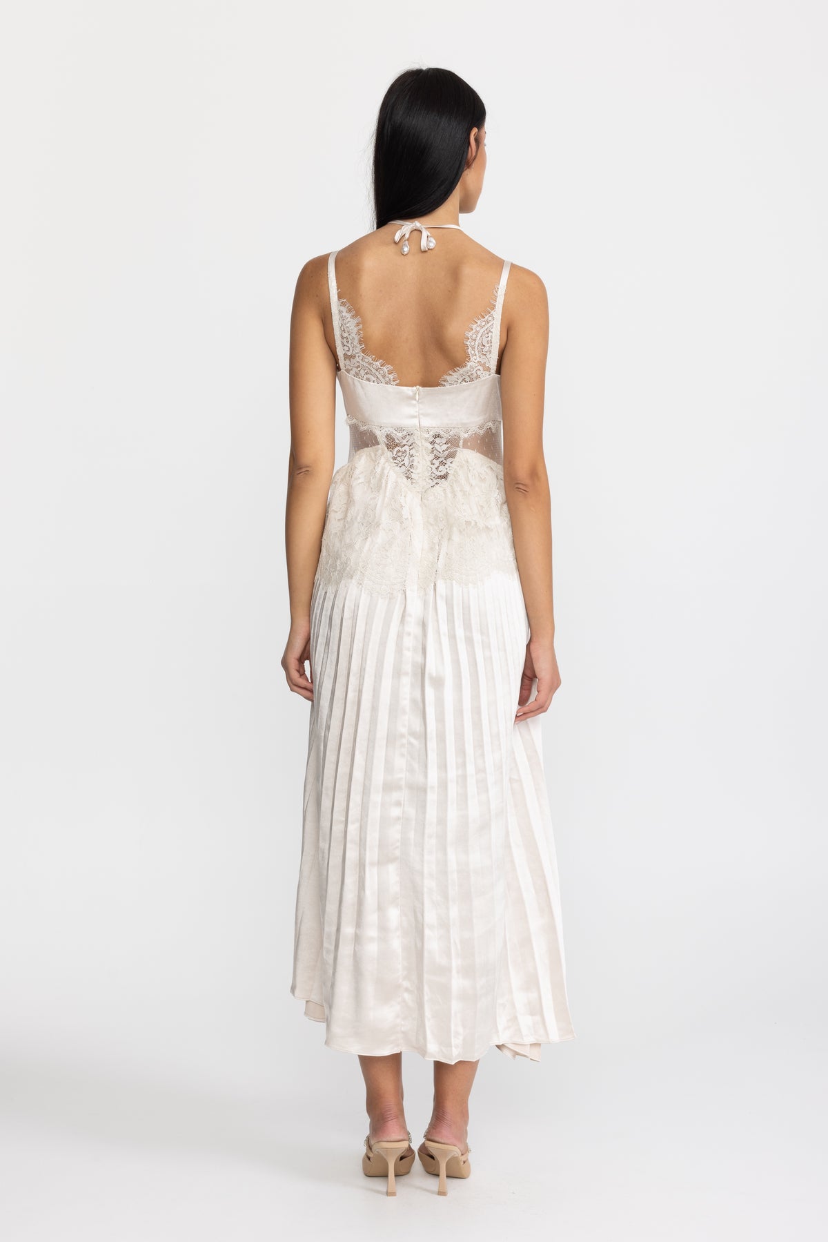 Abito midi plissé in satin con inserto in pizzo e scollo all’americana - Ivoire