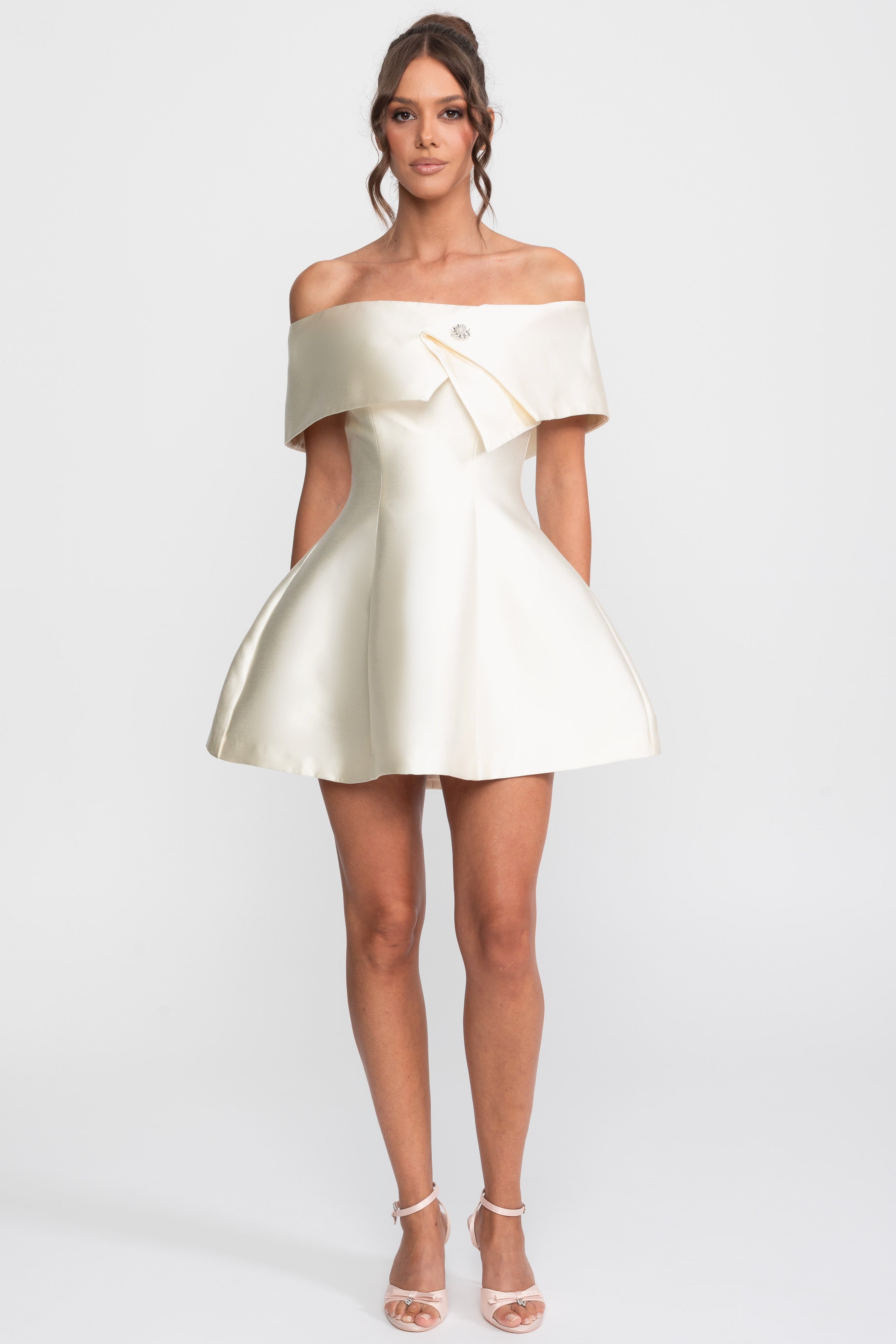 Abito Mini Fit-and-Flare con Spalle Scoperte e Spilla con Cristalli - Ivoire