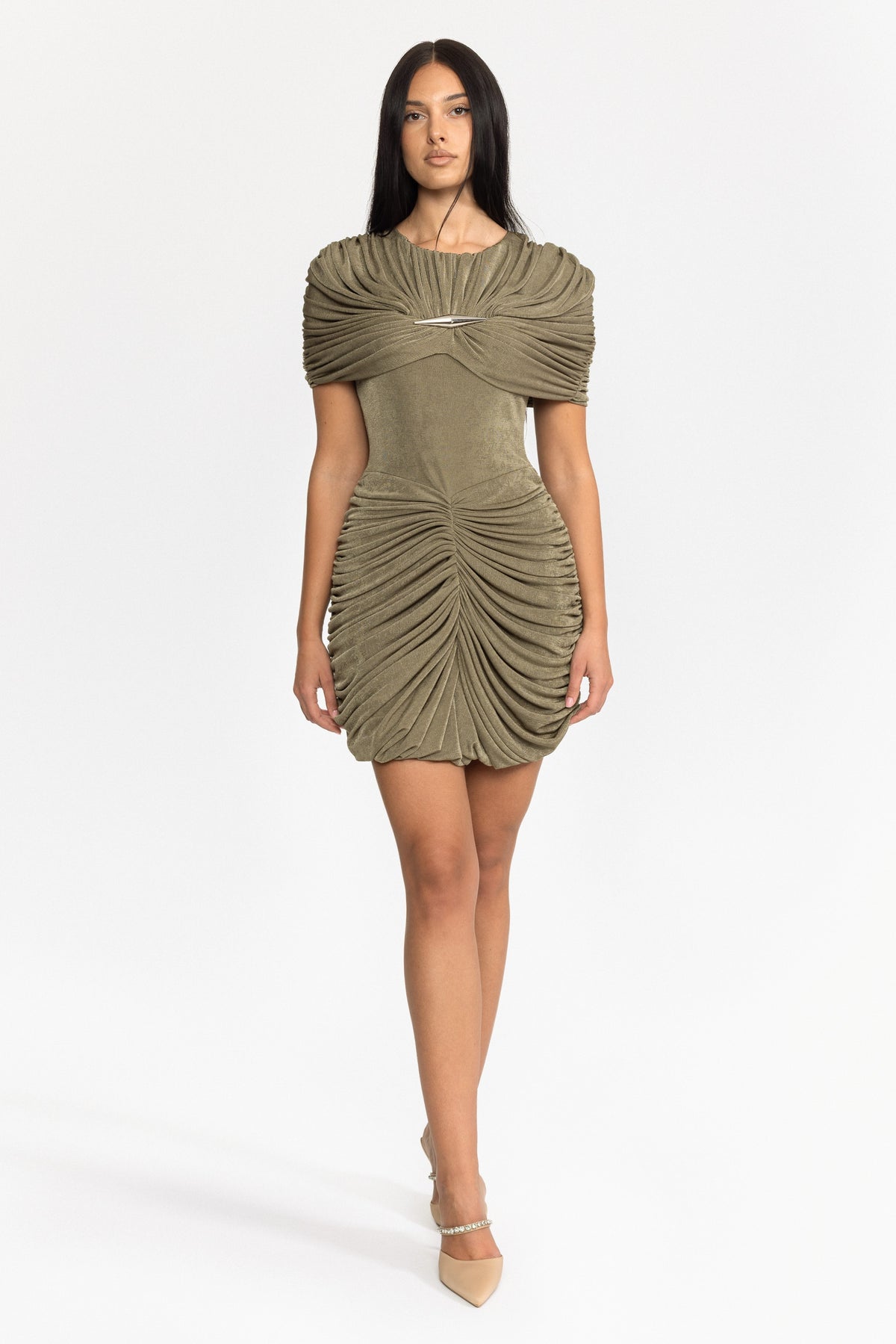 Mini abito drappeggiato con mantella e ruches - Olive