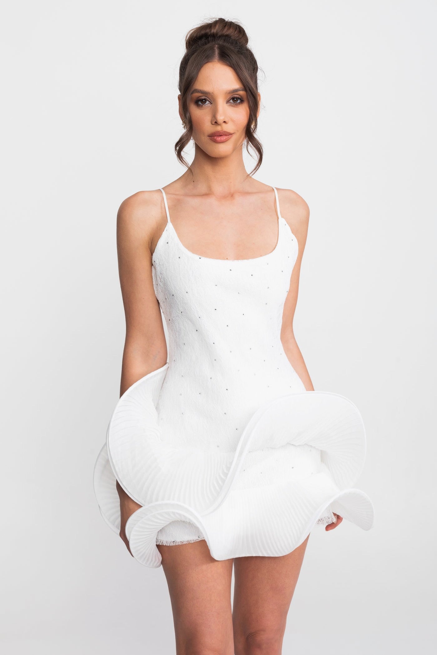Mini abito babydoll con decorazioni scintillanti e gonna peplum arricciata - Bianco
