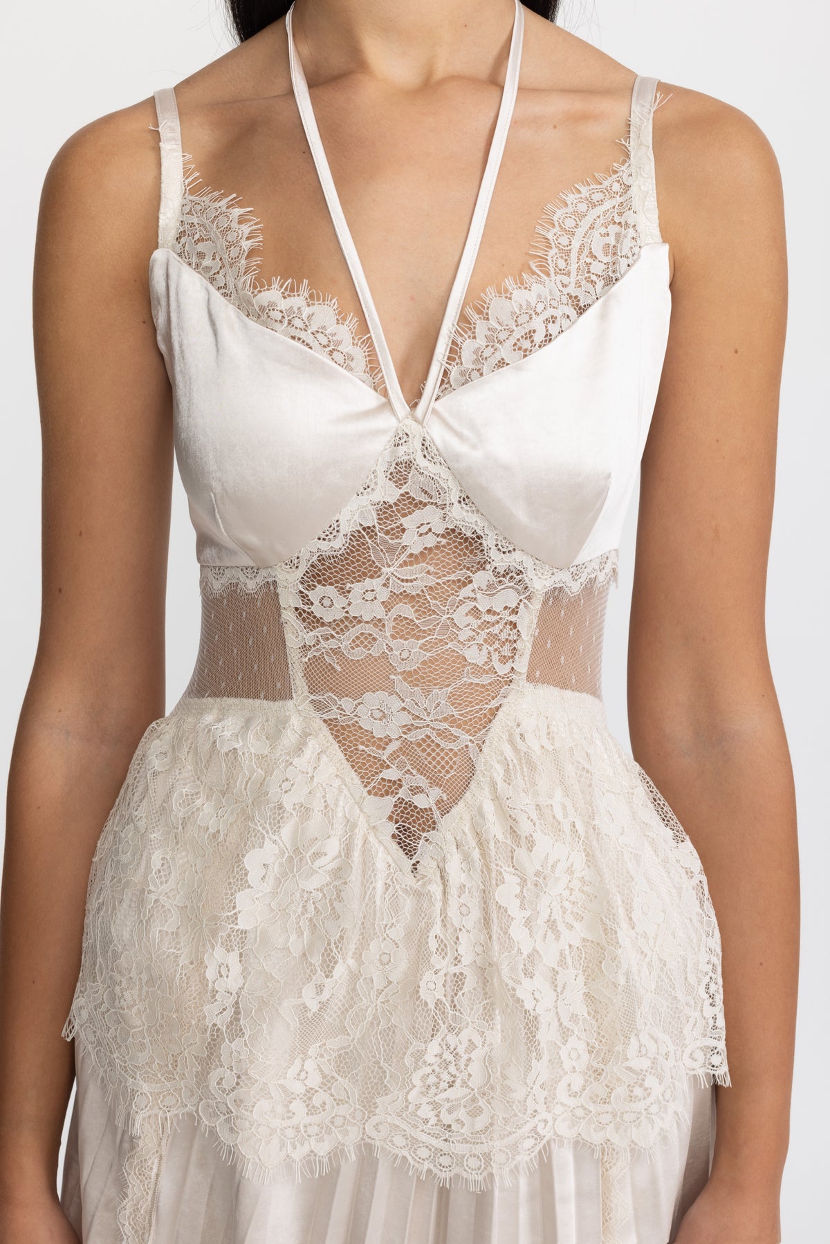 Abito midi plissé in satin con inserto in pizzo e scollo all’americana - Ivoire