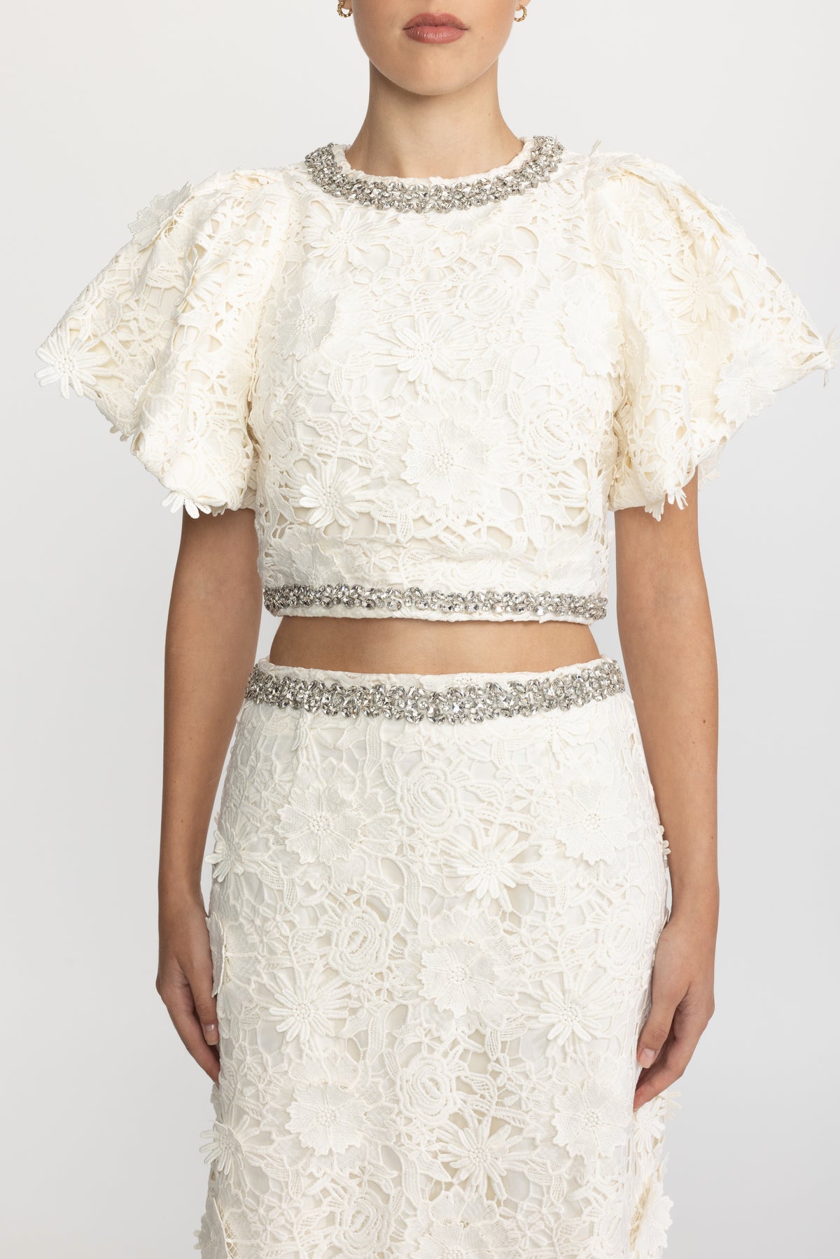 Set coordinato con crop top e gonna lunga in pizzo guipure con finiture di cristalli - Ivoire