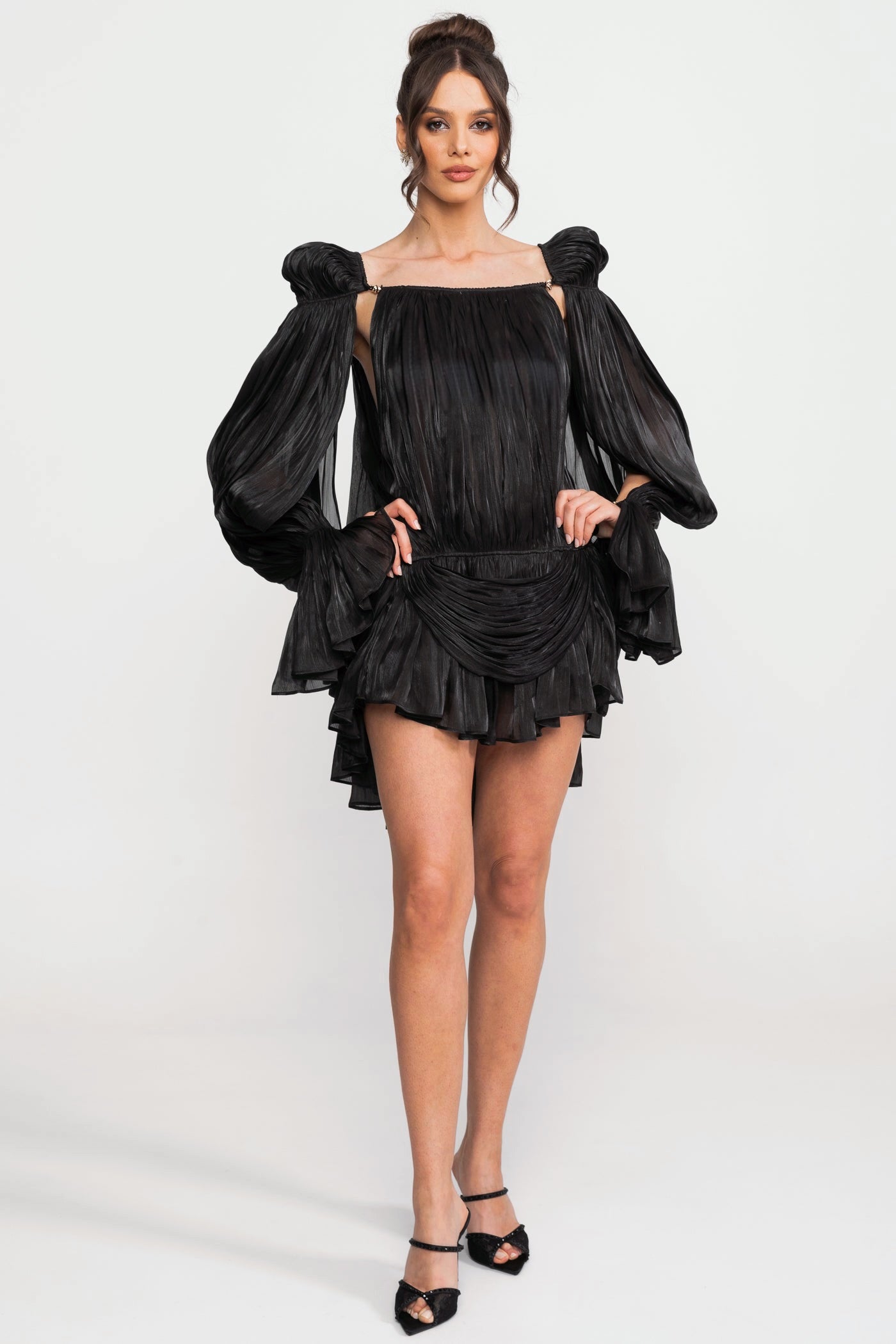 Abito Mini Trasparente Drappeggiato con Maniche a Mantella e Dettaglio con Clip Dorata - Nero