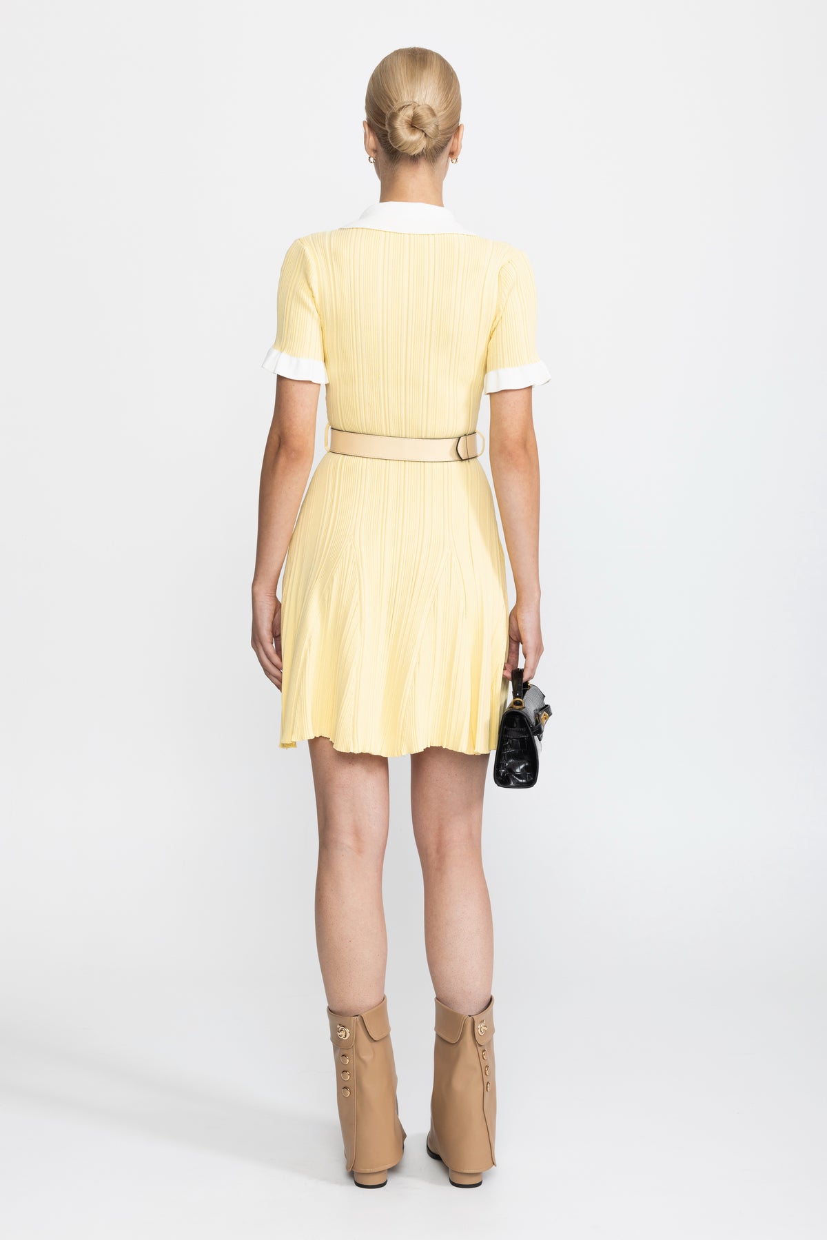 Abito mini in maglia a coste con colletto a contrasto e cintura - Giallo