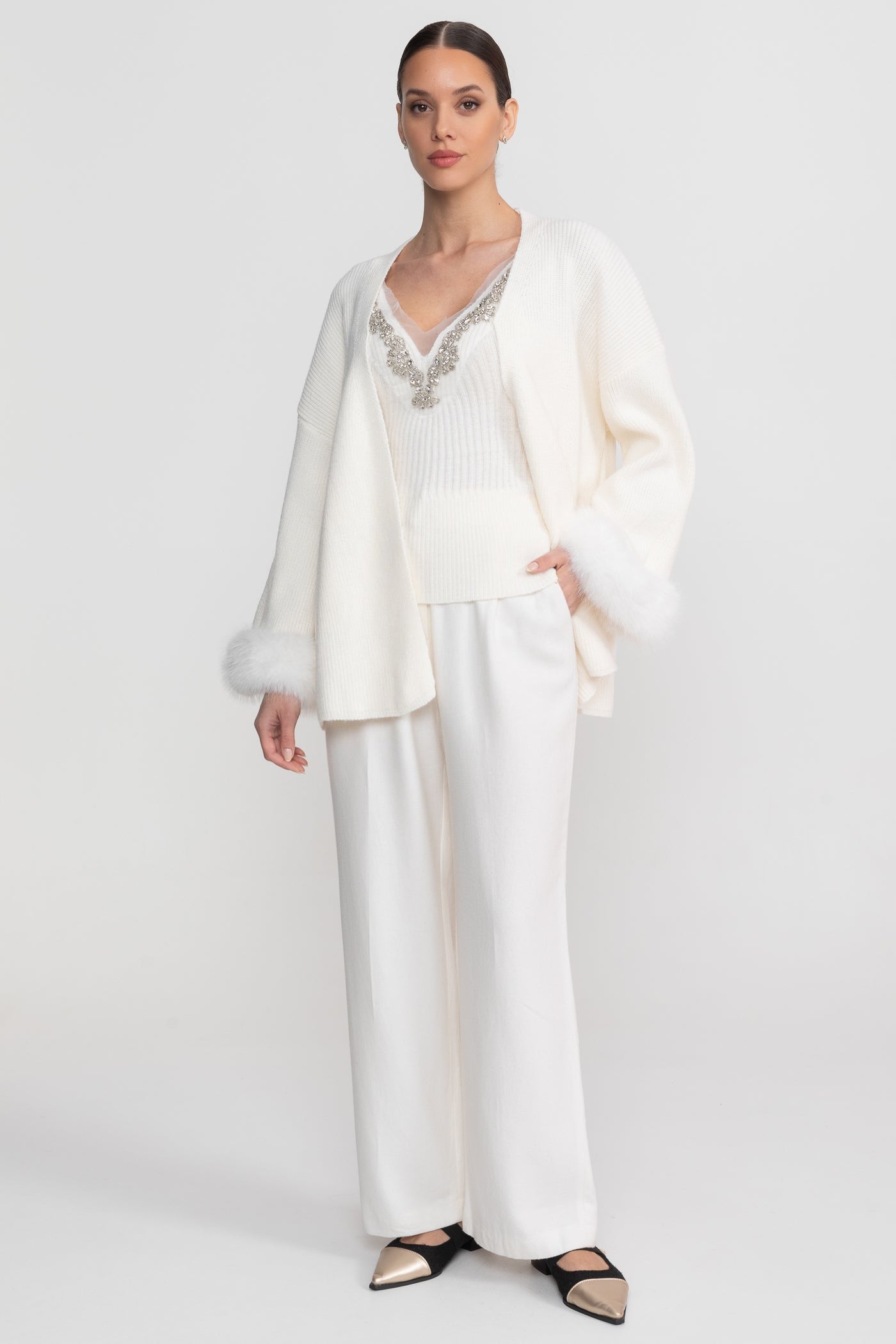 Completo a Due Pezzi in Maglia con Decorazioni in Cristallo e Polsini Rifiniti - Bianco