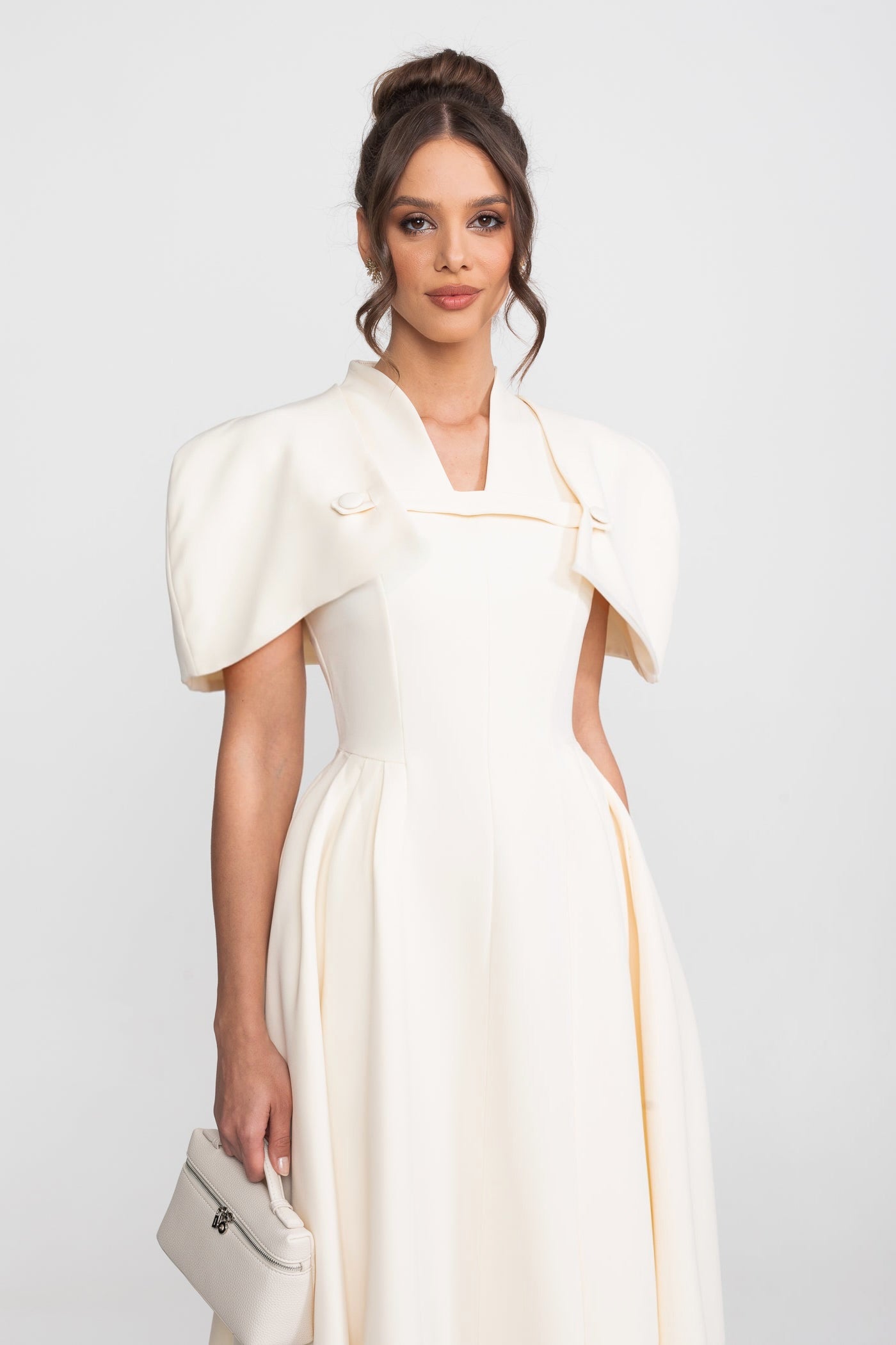 Abito midi a trapezio con spalle strutturate a mantella - Cream