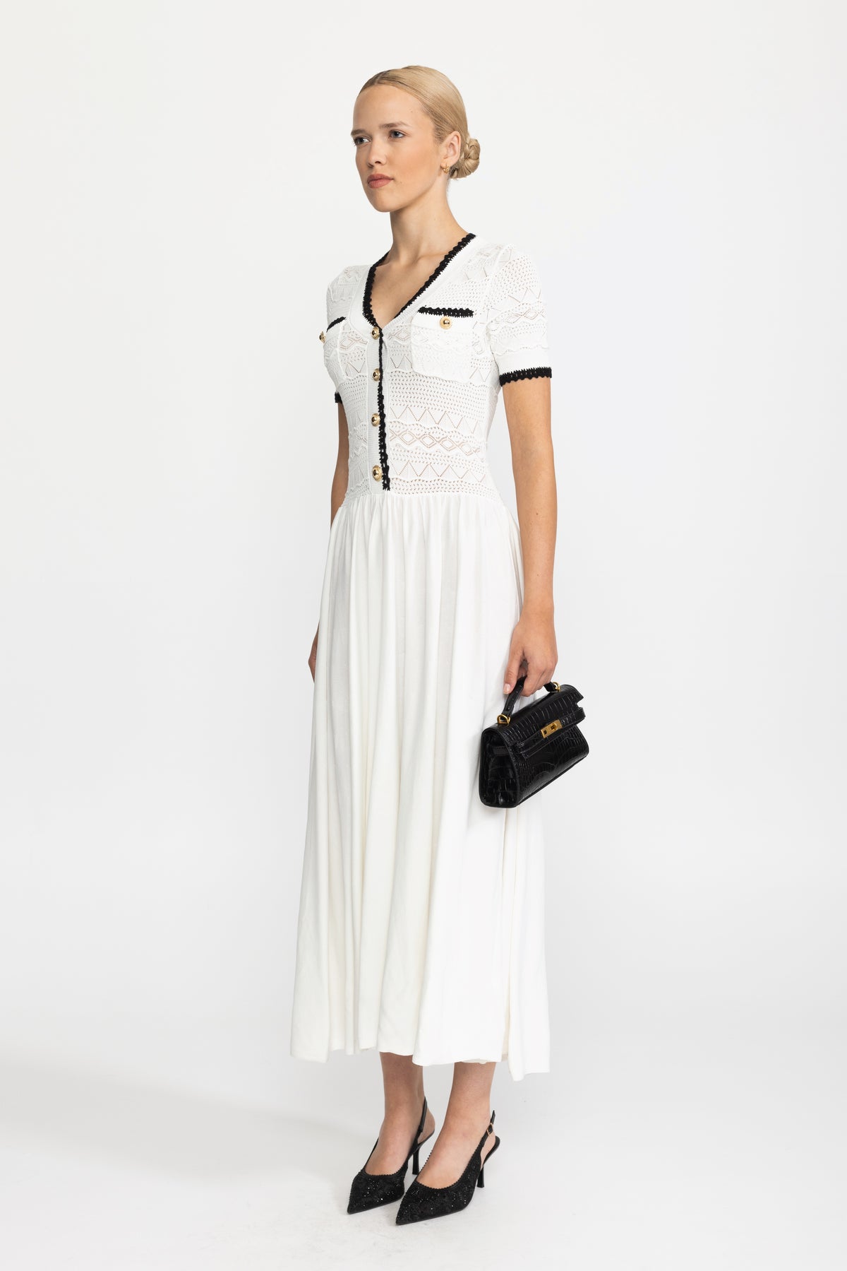 Abito maxi bianco con corpetto in maglia pointelle e cintura