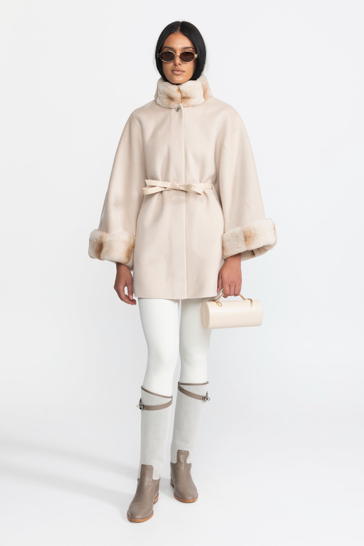 Mantella cappotto in lana con cintura, collo e polsini in pelliccia - Ivoire