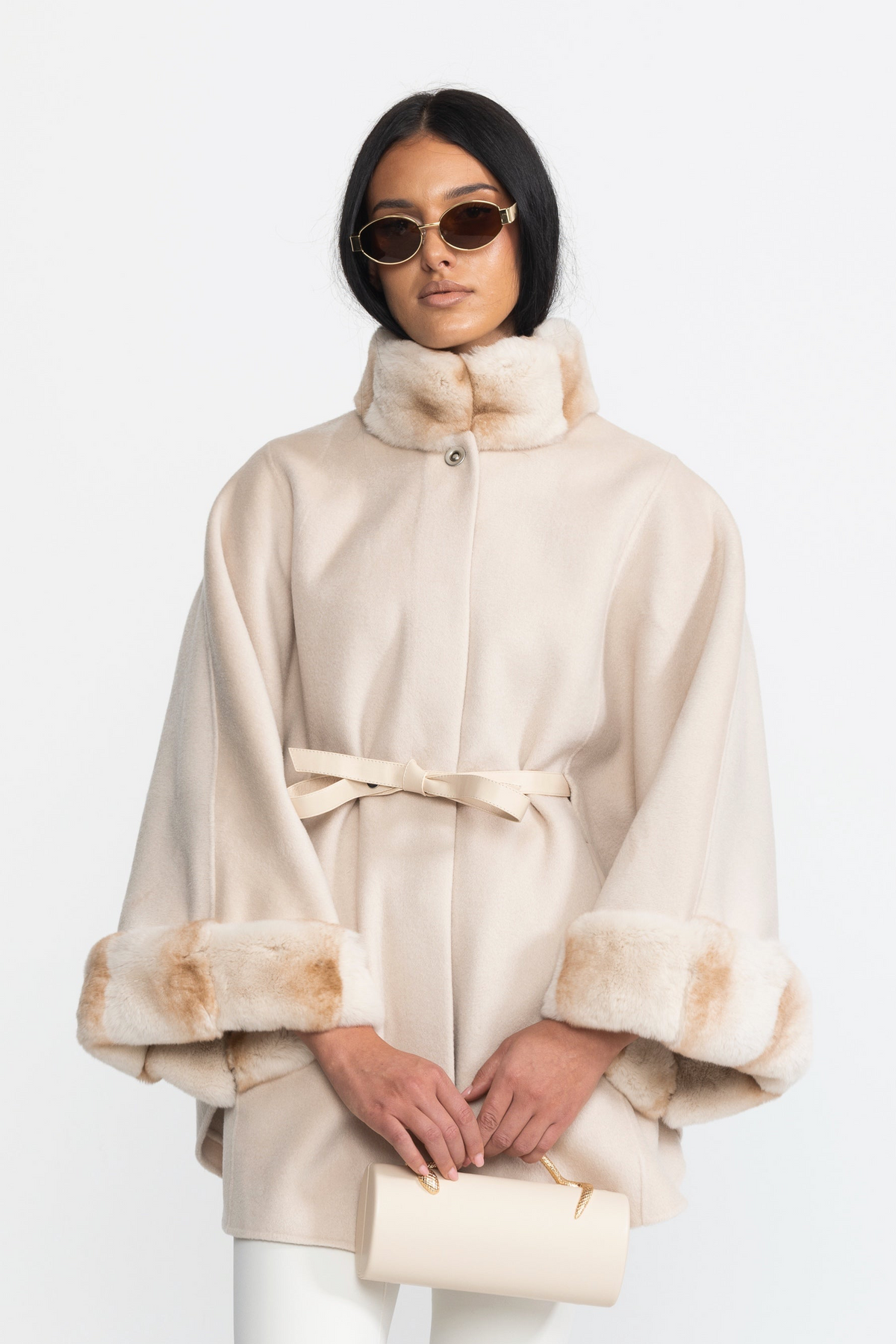 Mantella cappotto in lana con cintura, collo e polsini in pelliccia - Ivoire