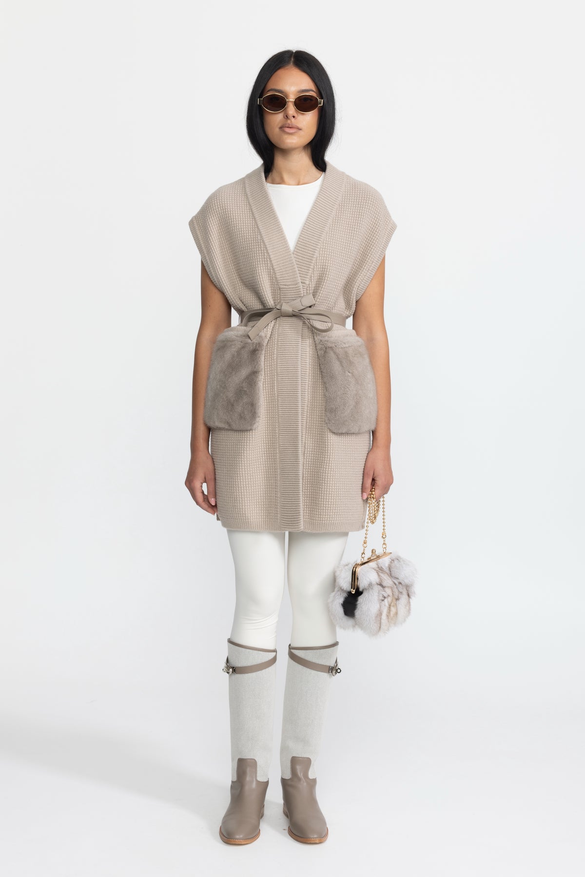 Gilet in maglia waffle con cintura e tasche in pelliccia - Beige