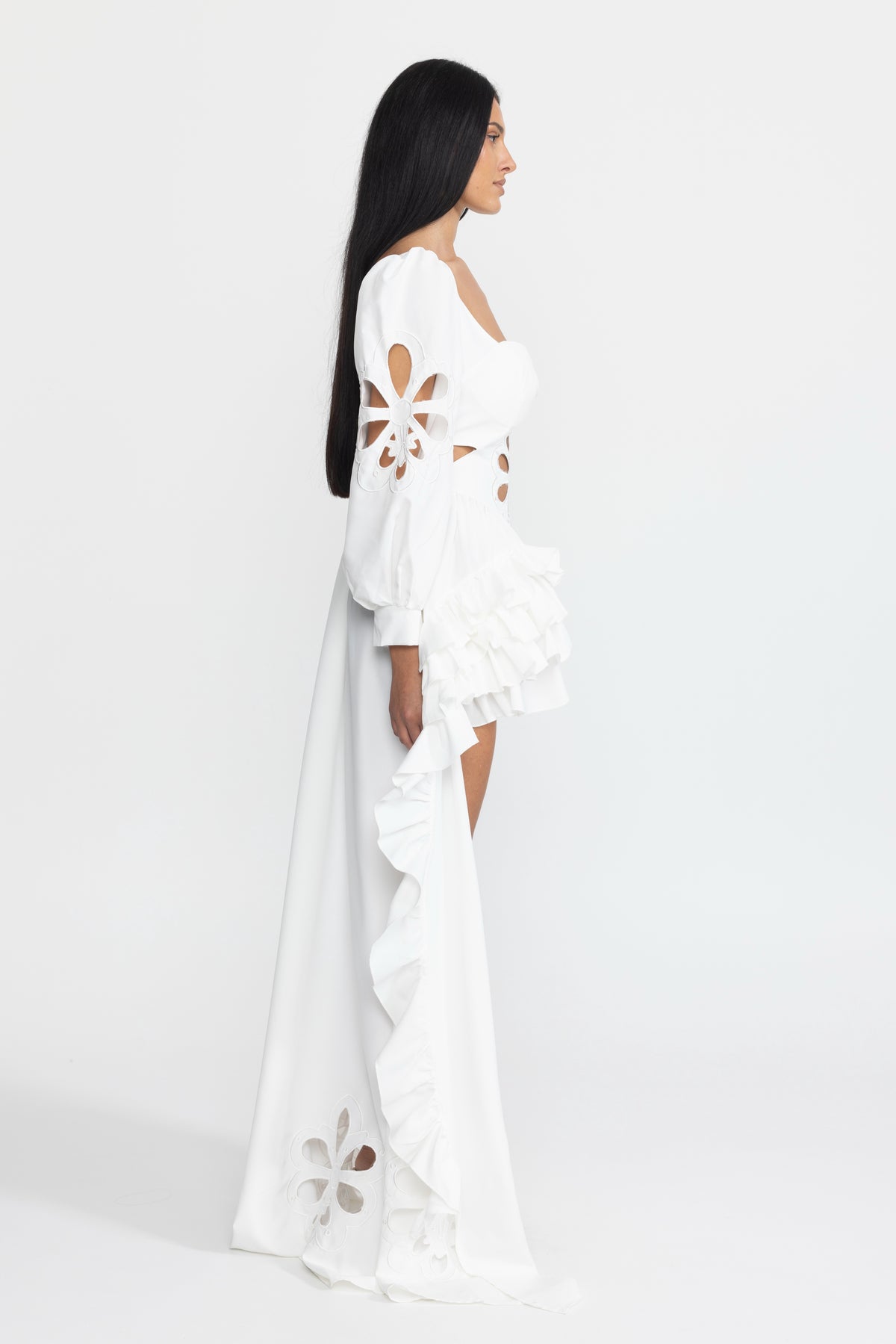 Abito lungo bianco con ricami, cut-out, maniche a sbuffo e balze high-low