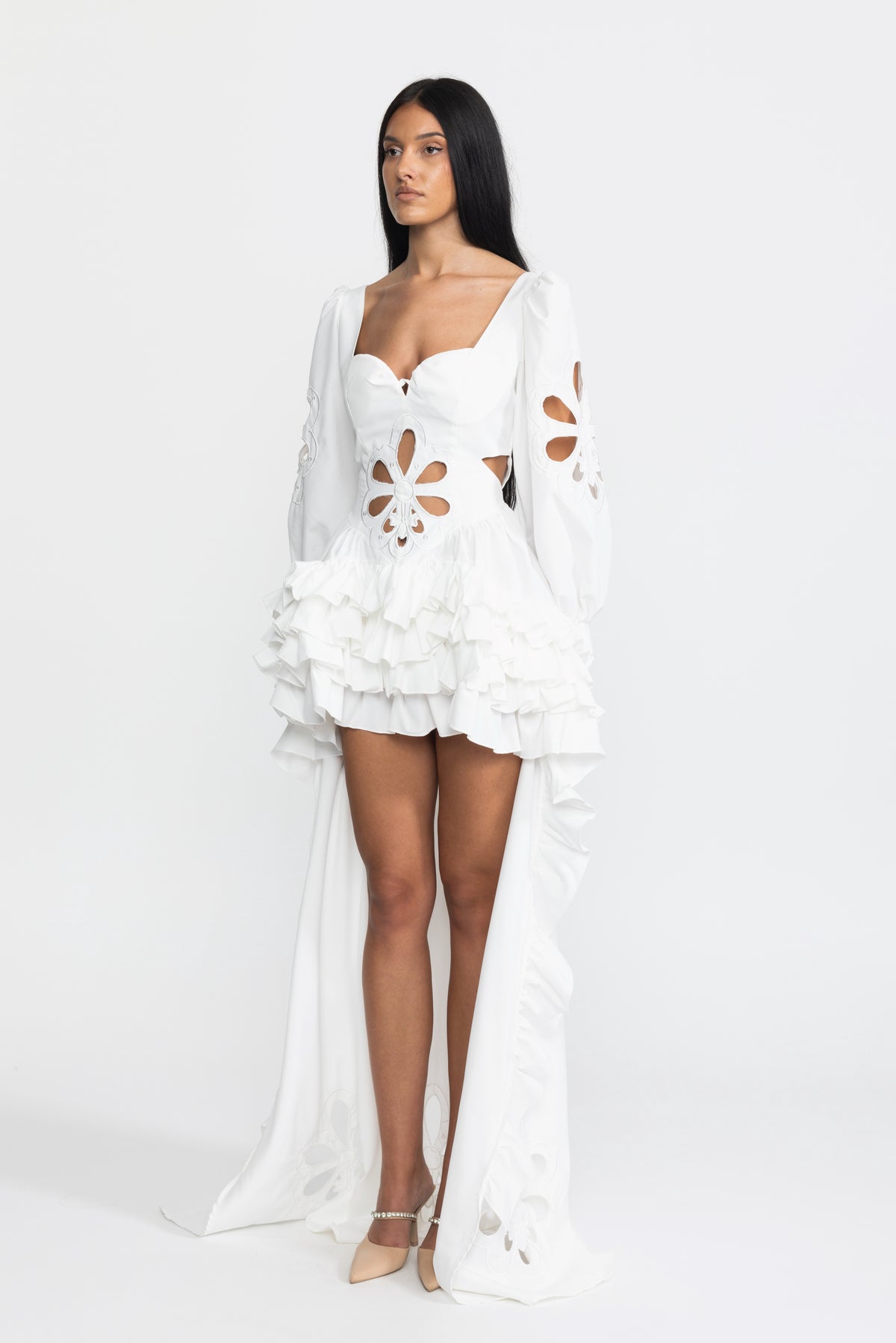 Abito lungo bianco con ricami, cut-out, maniche a sbuffo e balze high-low