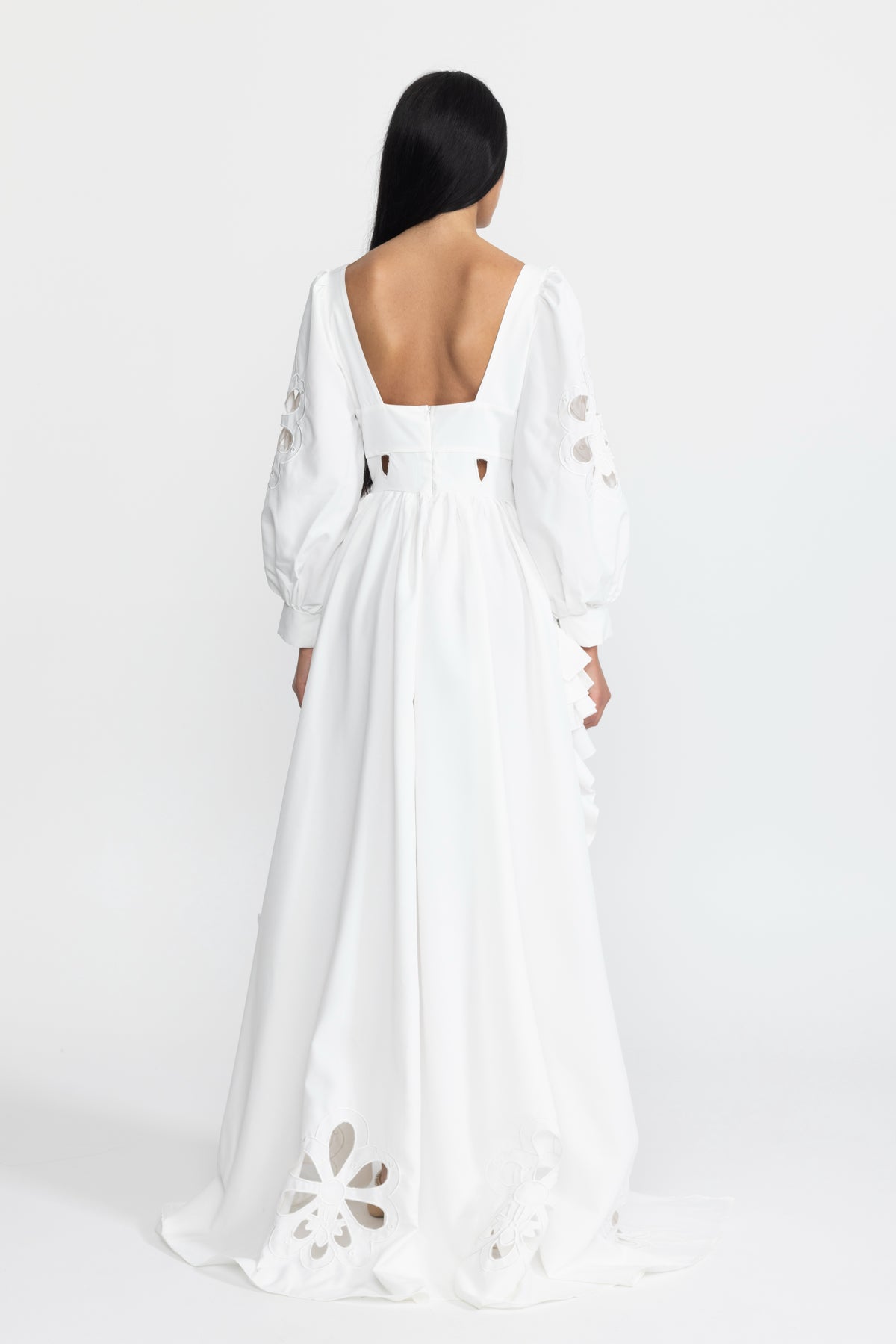 Abito lungo bianco con ricami, cut-out, maniche a sbuffo e balze high-low