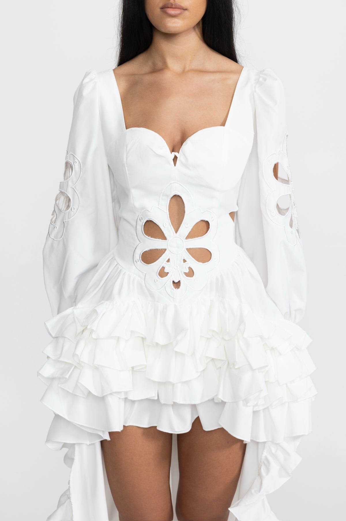 Abito lungo bianco con ricami, cut-out, maniche a sbuffo e balze high-low