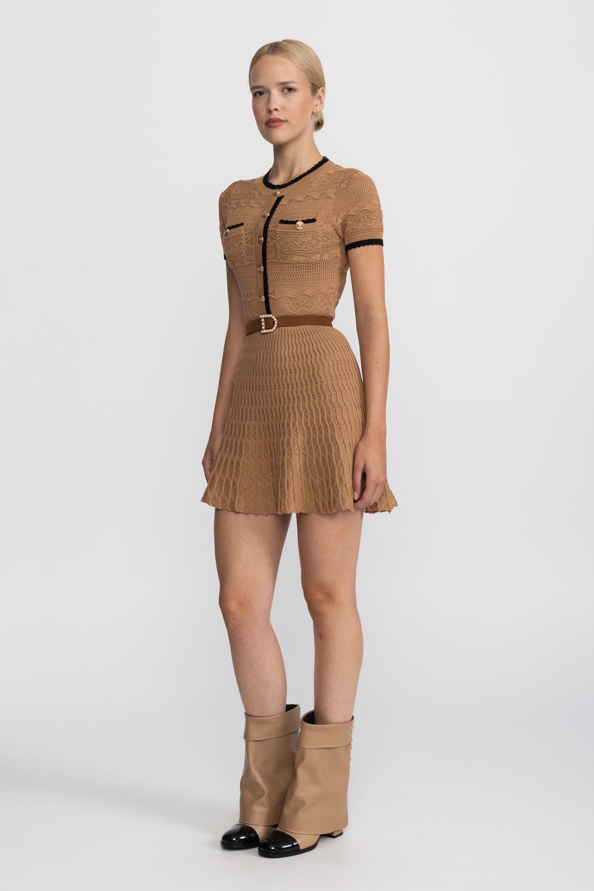 Mini abito in maglia pointelle con cintura e finiture a contrasto - Cammello
