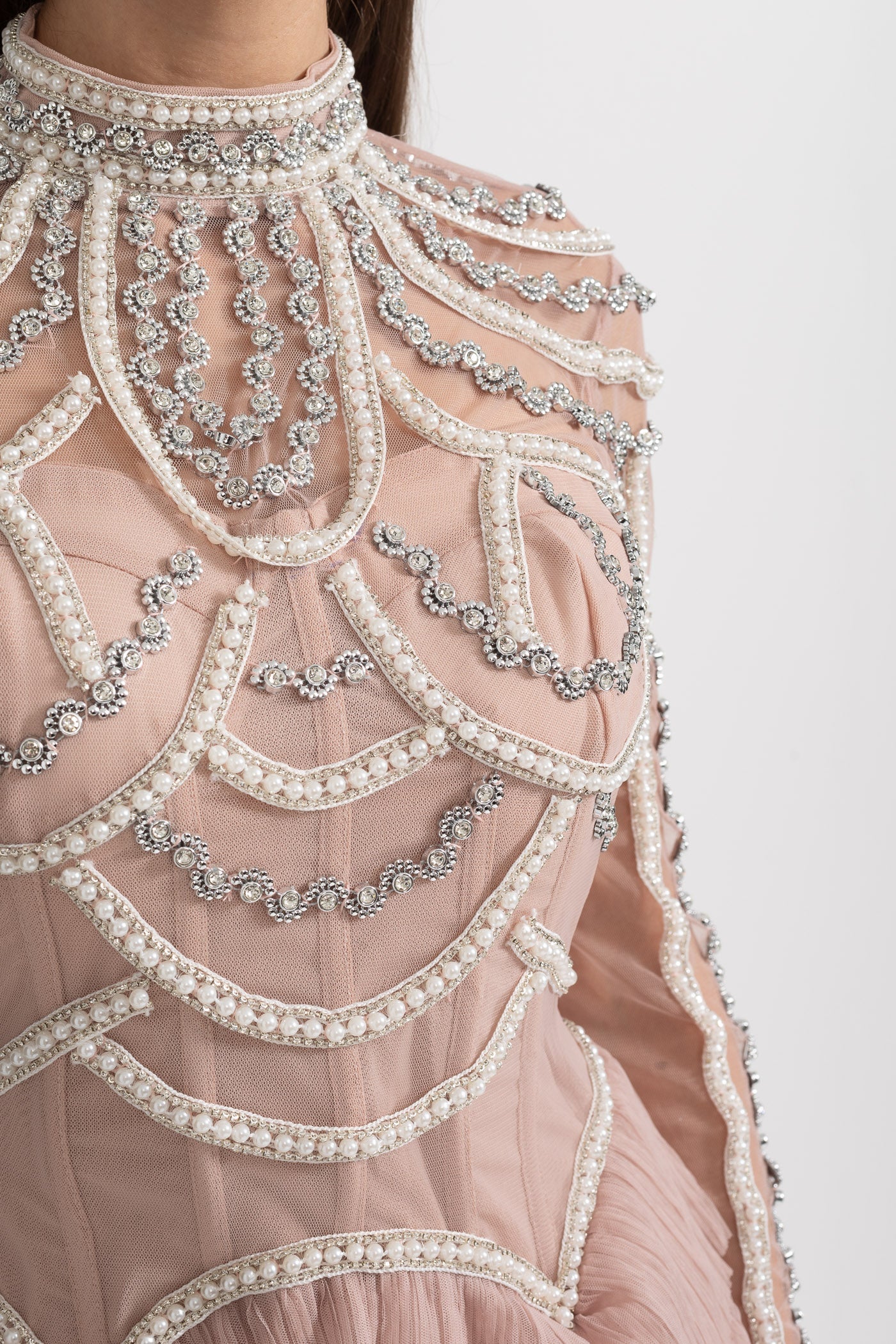 Elegante abito a maniche lunghe con gonna a balze sovrapposte e raffinati dettagli scintillanti - Rosa