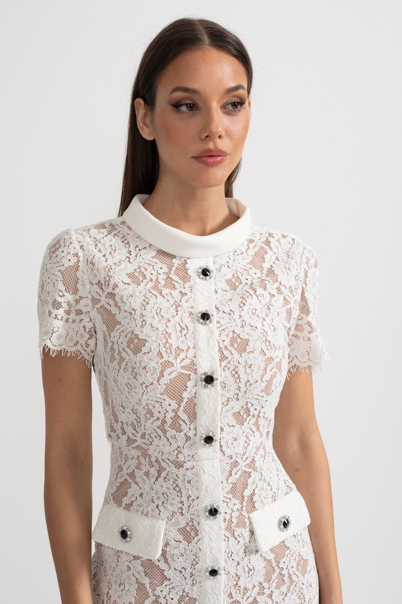 Elegante Abito Corto in Pizzo con Maniche Corte e Cintura in Vita Coordinata - Bianco