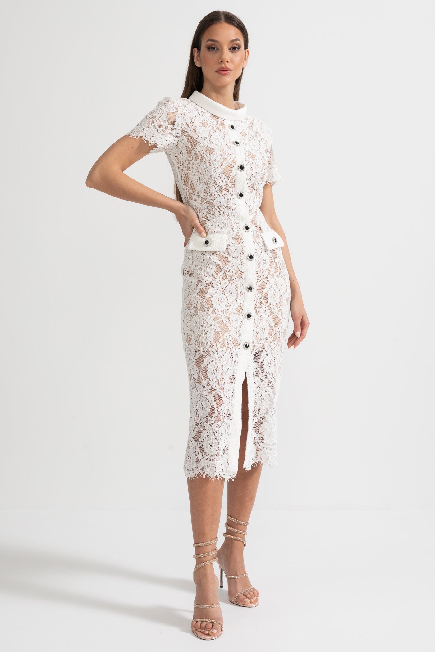 Elegante Abito Corto in Pizzo con Maniche Corte e Cintura in Vita Coordinata - Bianco