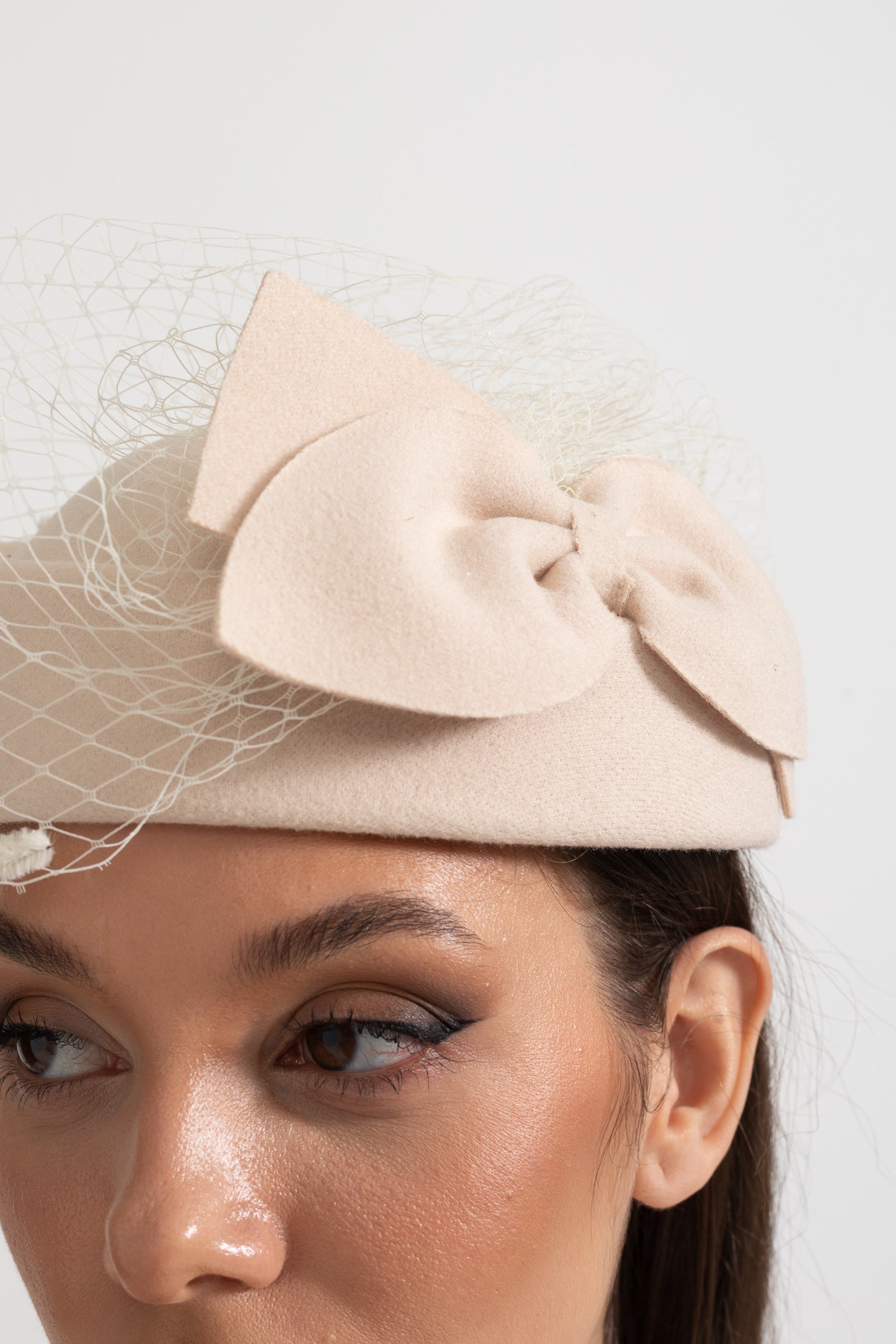 Cappello Elegante con Sottile Rete e Applicazione di Fiocco Decorativo - Beige