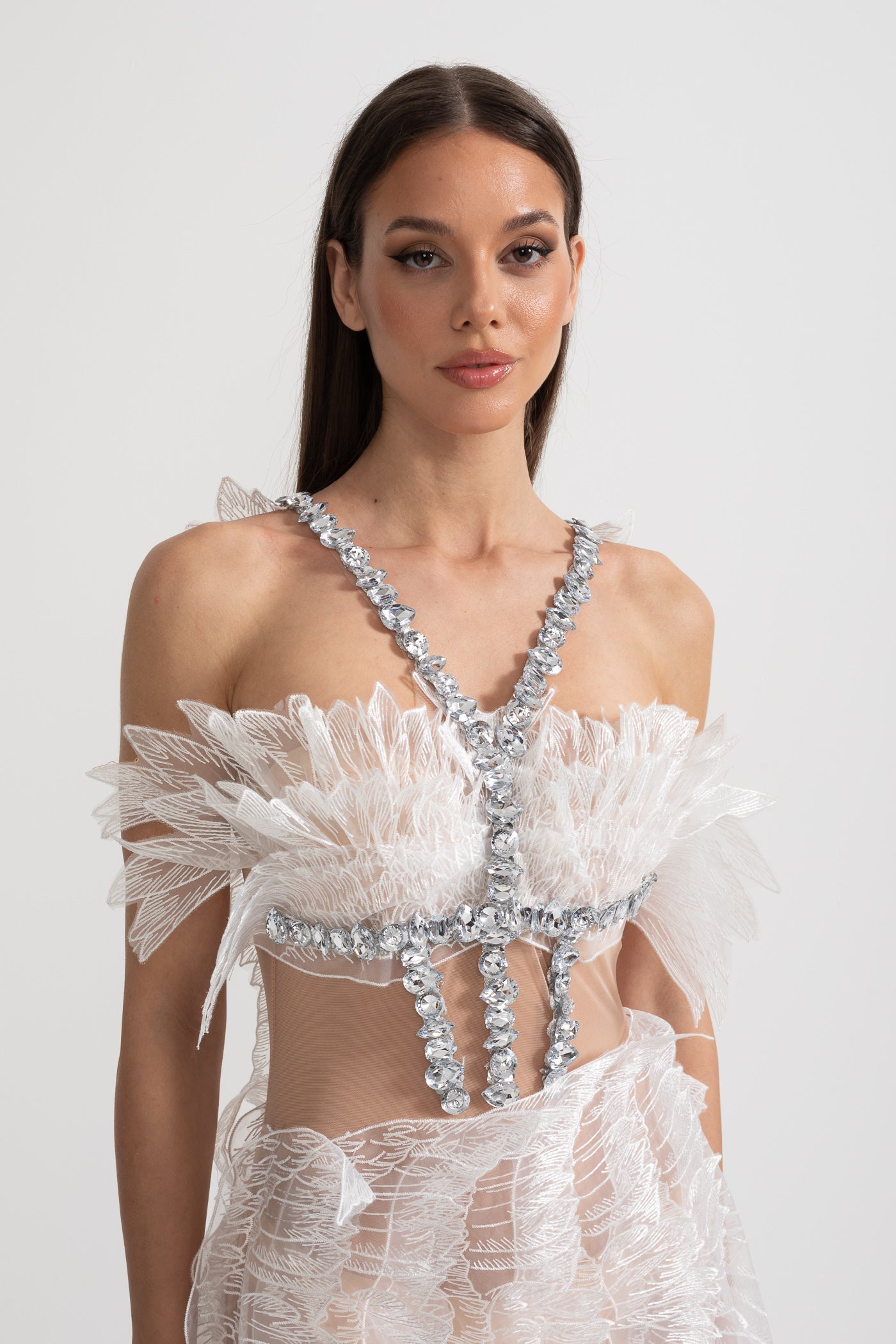 Abito Mini Etereo con Ali Trasparenti, Tessuto e Decorazioni in Cristallo - Bianco