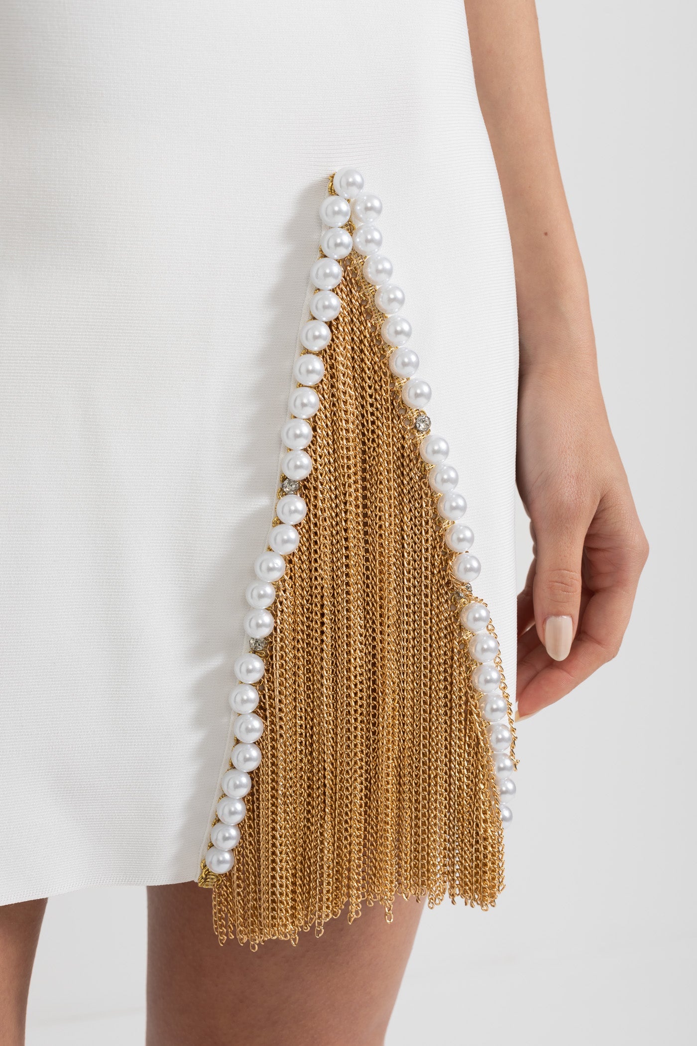 Set impreziosito da perle e catene con top a contrasto e minigonna - Oro/Bianco