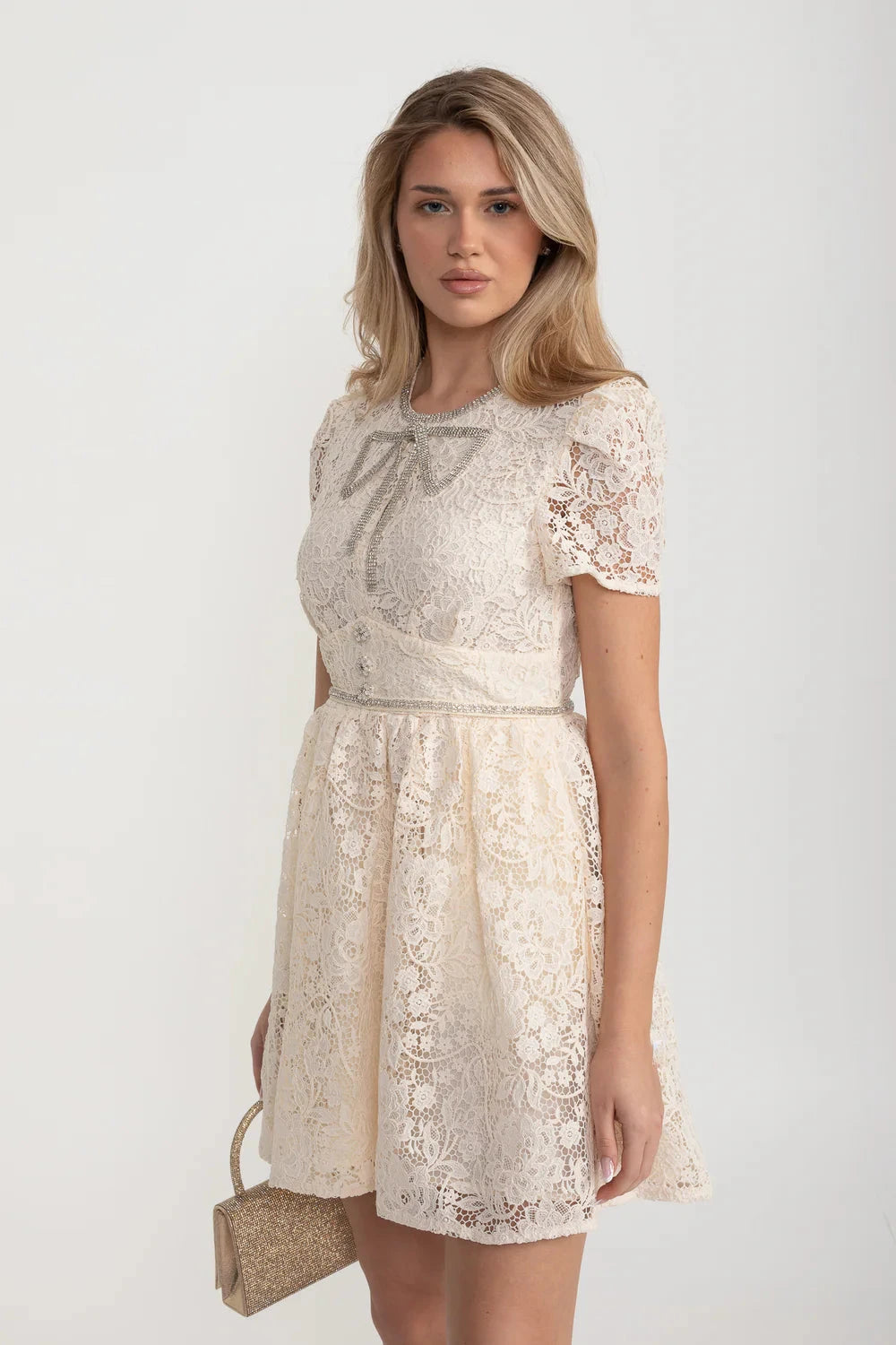 Abito in pizzo a maniche corte con scollo arrotondato e fiocco decorativo - Ivoire
