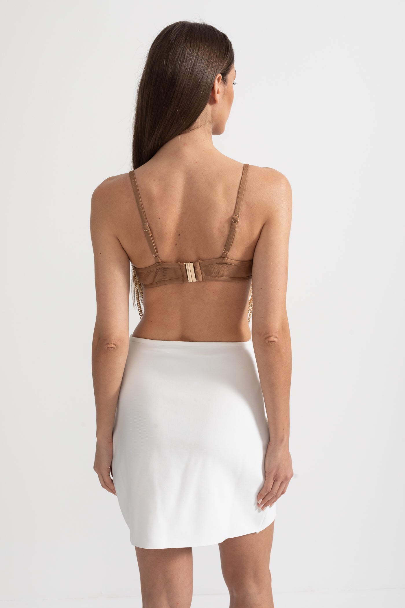 Set impreziosito da perle e catene con top a contrasto e minigonna - Oro/Bianco