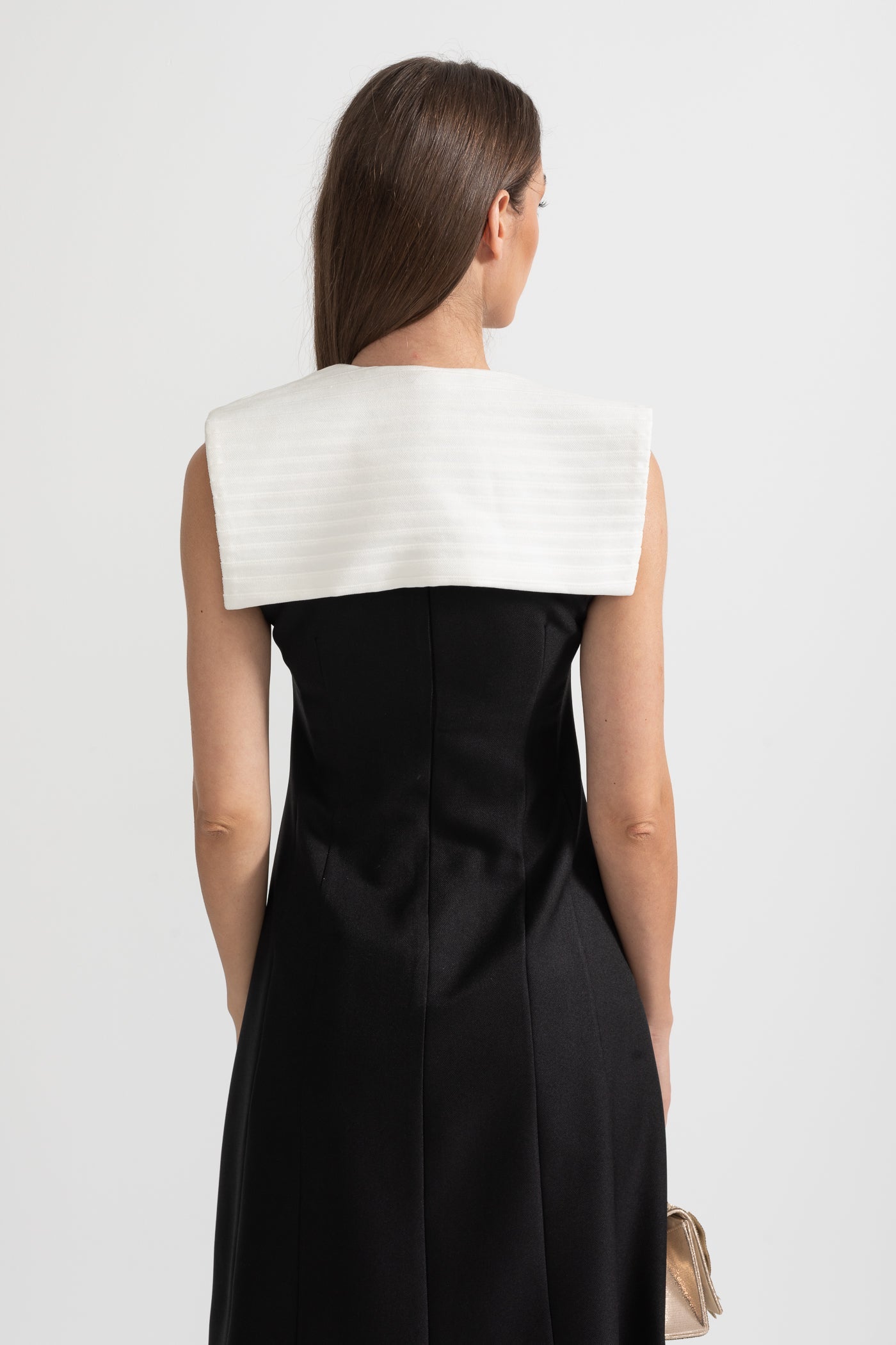 Abito midi senza maniche con cuciture a contrasto e spalle oversize bianche - Nero