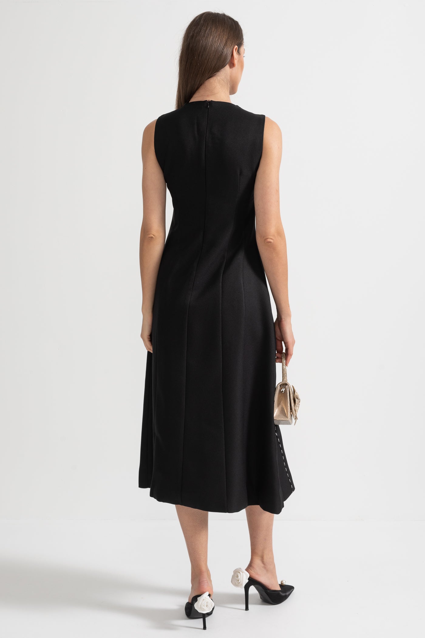 Abito midi senza maniche con cuciture a contrasto e spalle oversize bianche - Nero